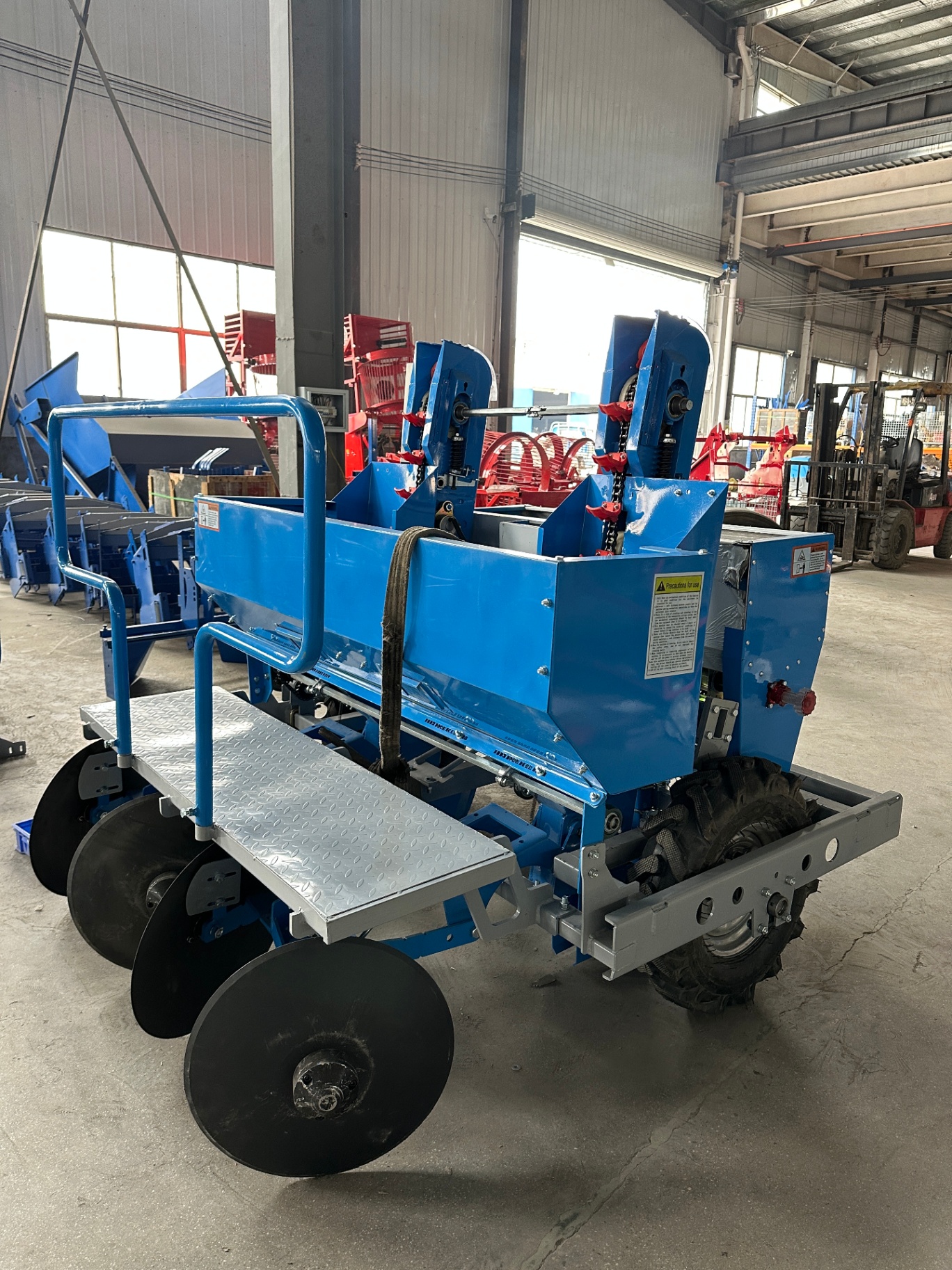 Disc-hiller assembly side