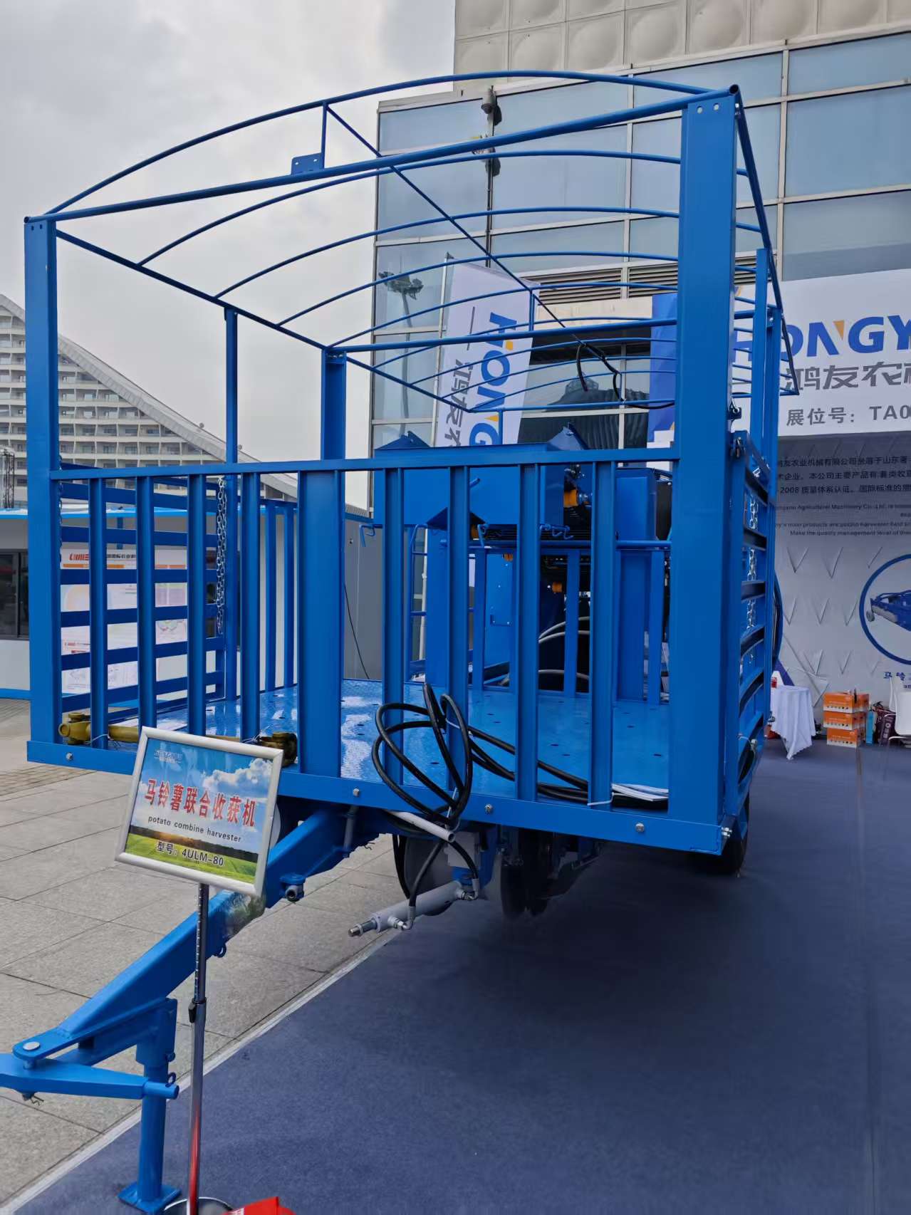 Loading platform — large-capacity rear cargo cage