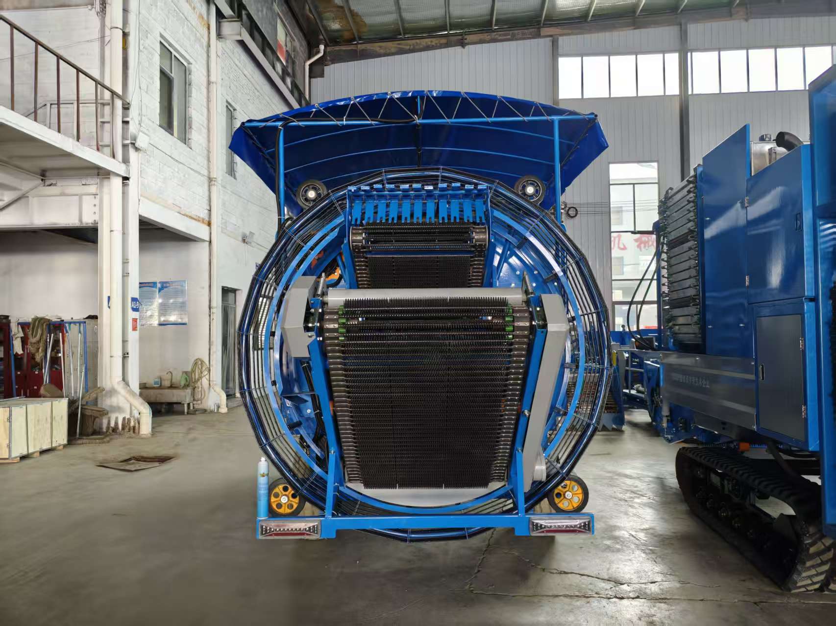 Rear view — circular separation cage and loading frame