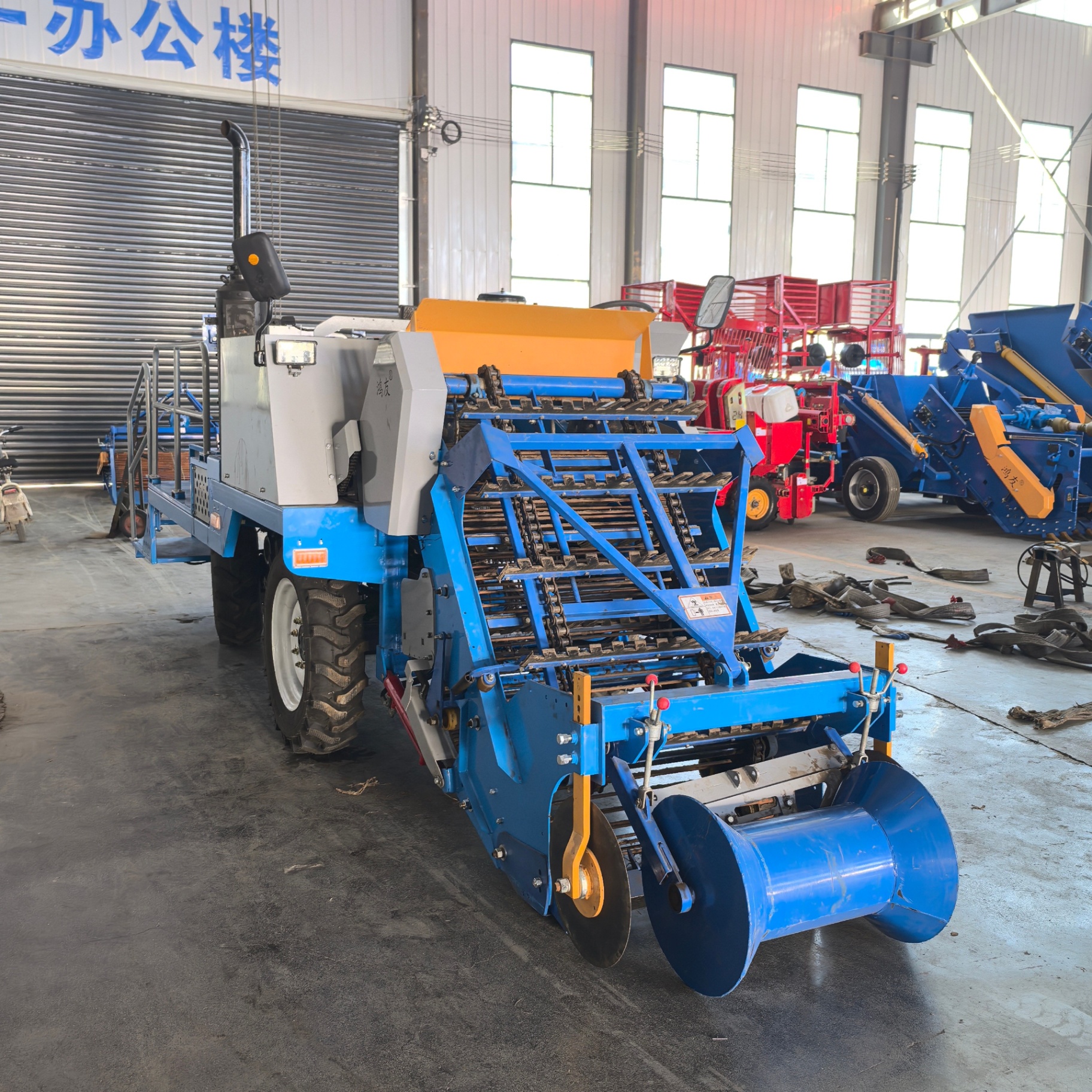 Front view — digging blade, conveyor and gauge wheels