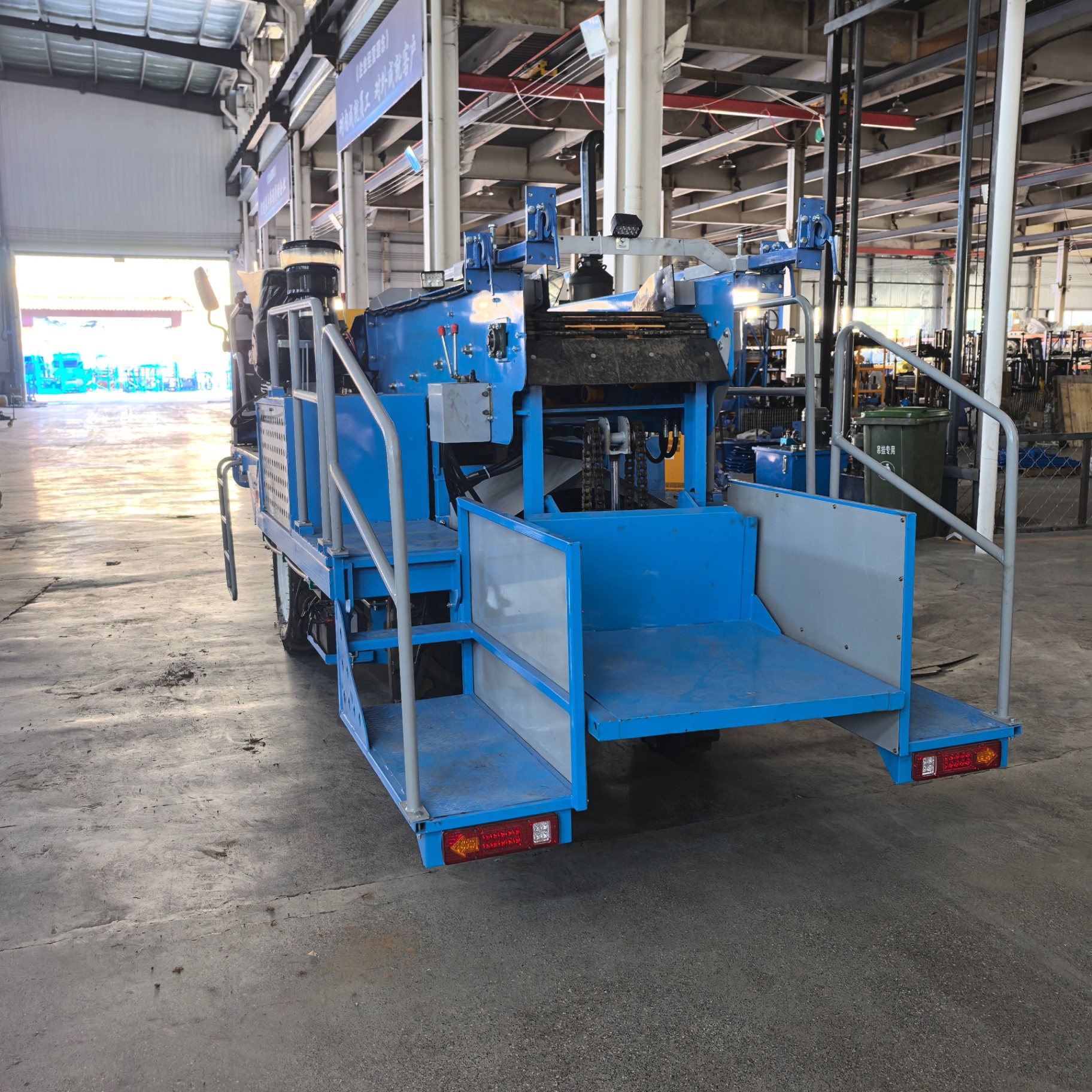 Rear view — ton-bag collection and discharge platform