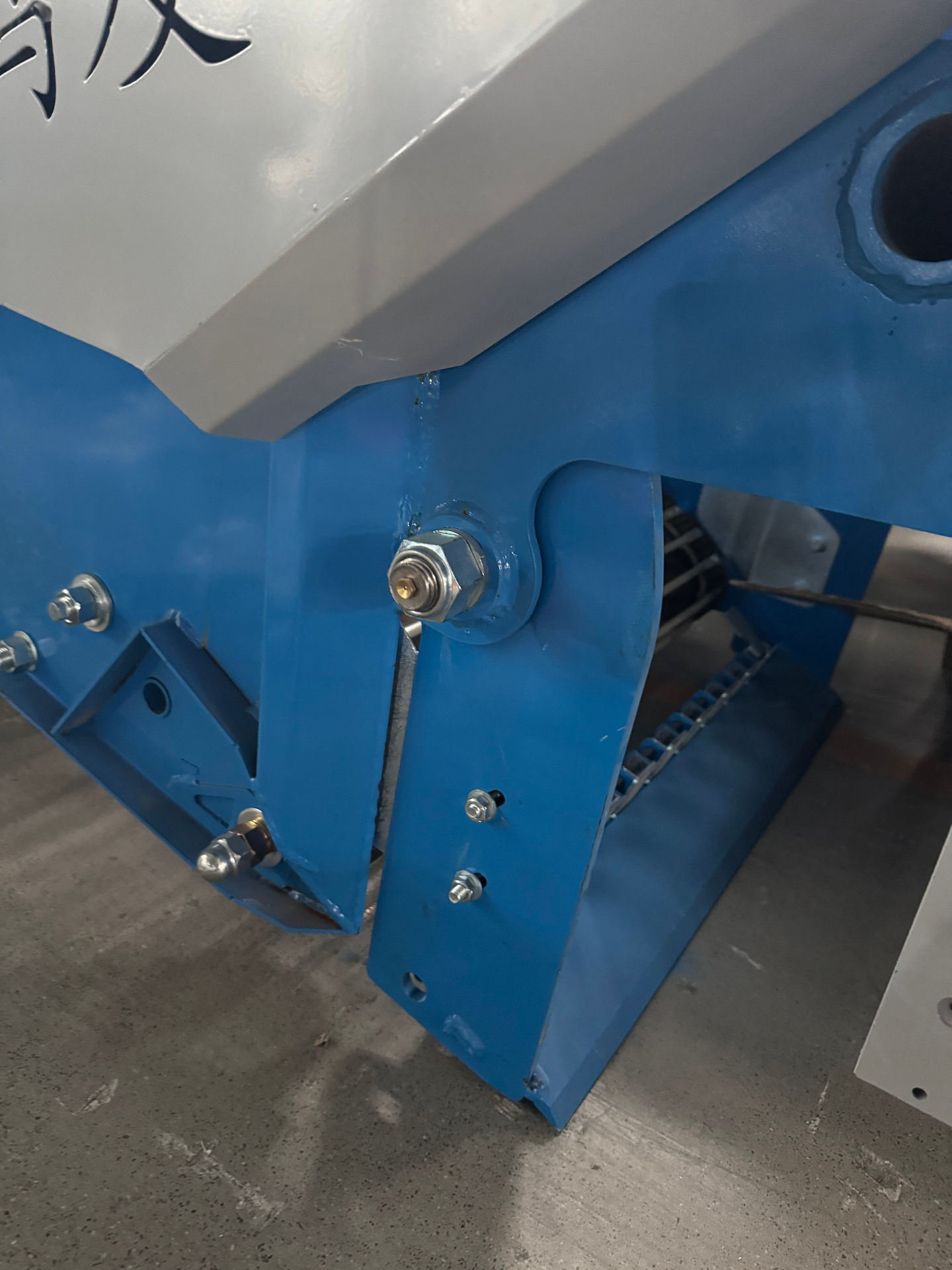 Close-up — frame, fasteners and structural welds