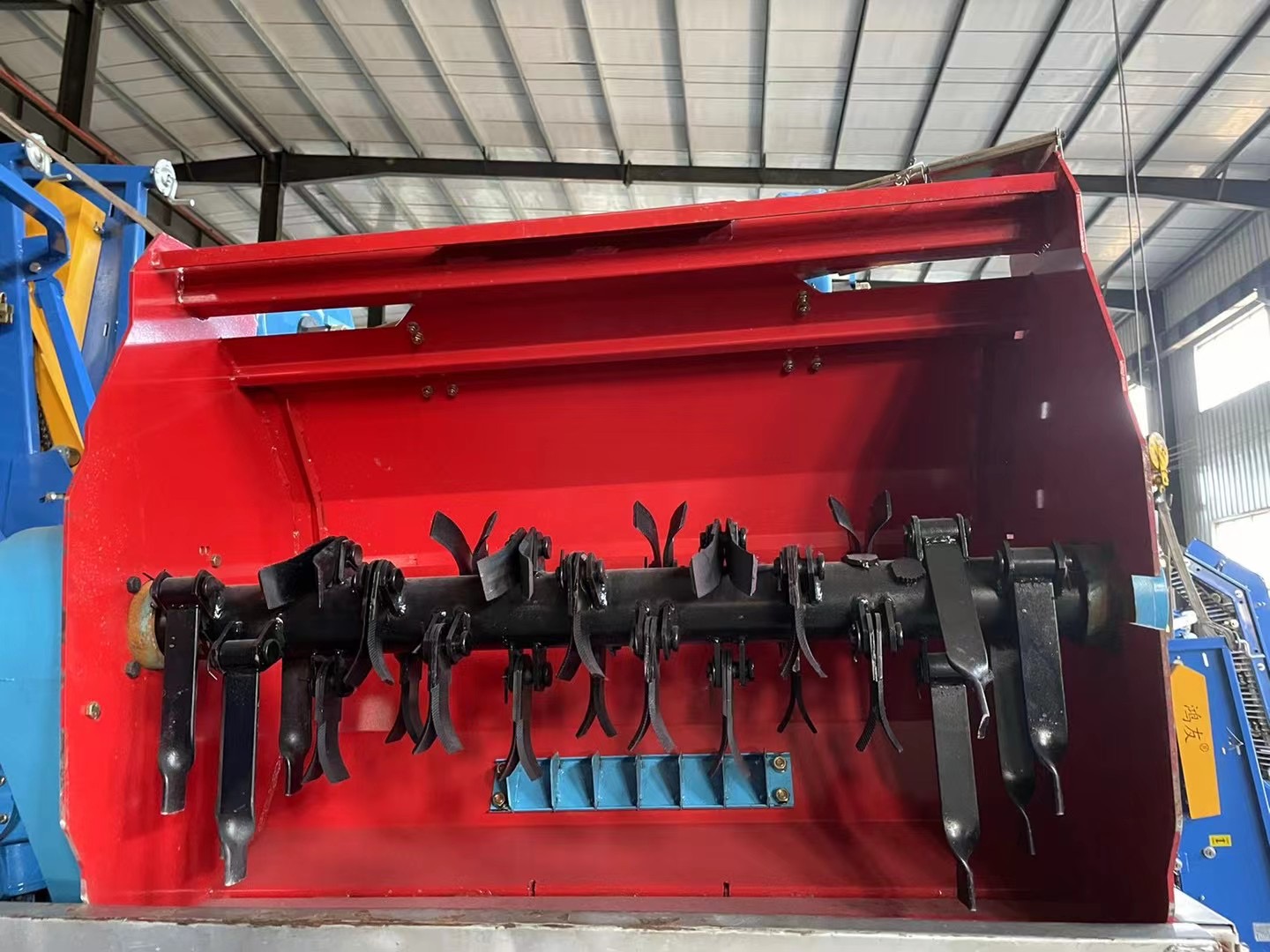 Internal rotor — flail shaft with curved, straight and twisted blades inside the red hood