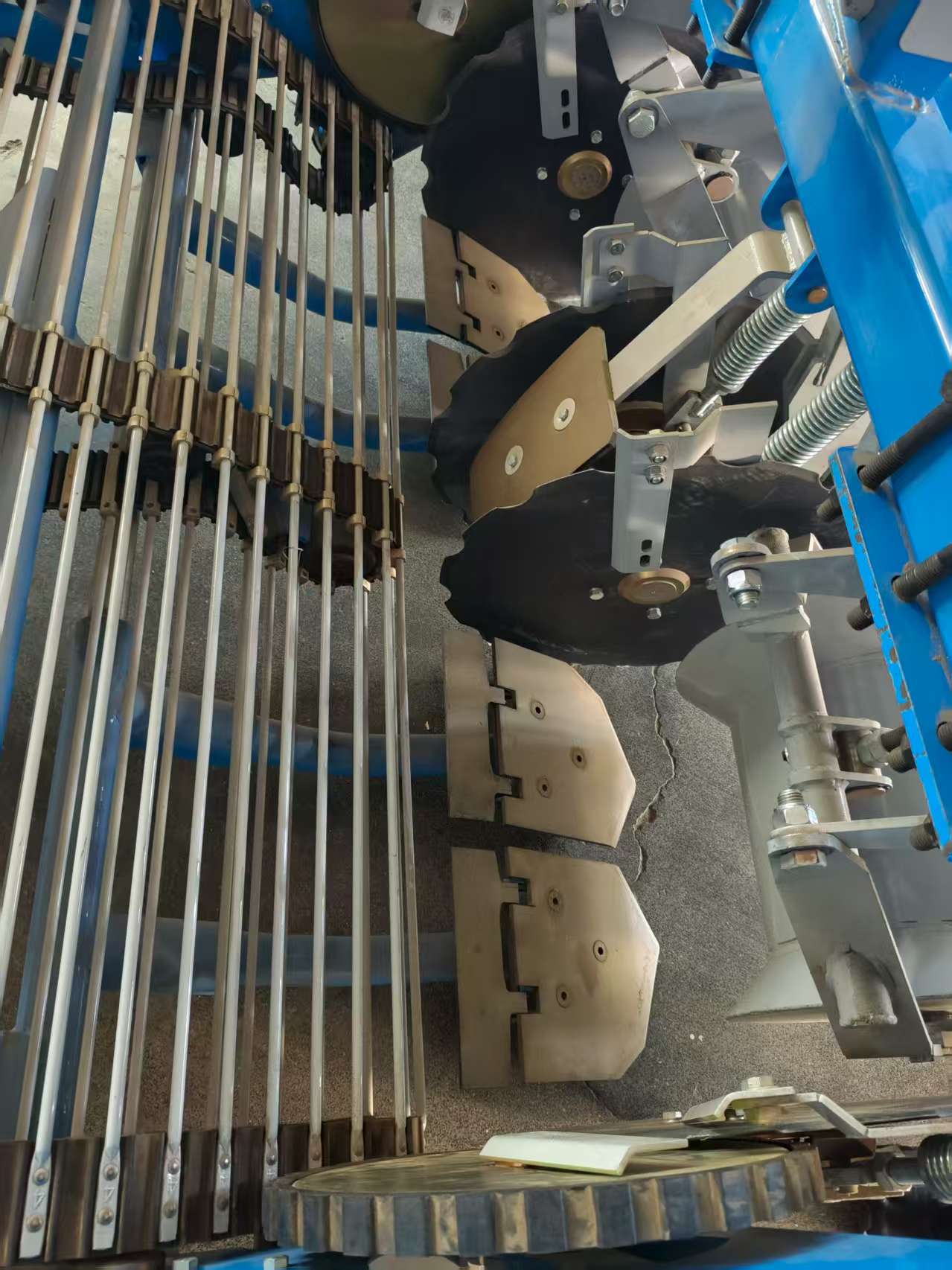 Digging unit detail — blades, discs and cleaning section