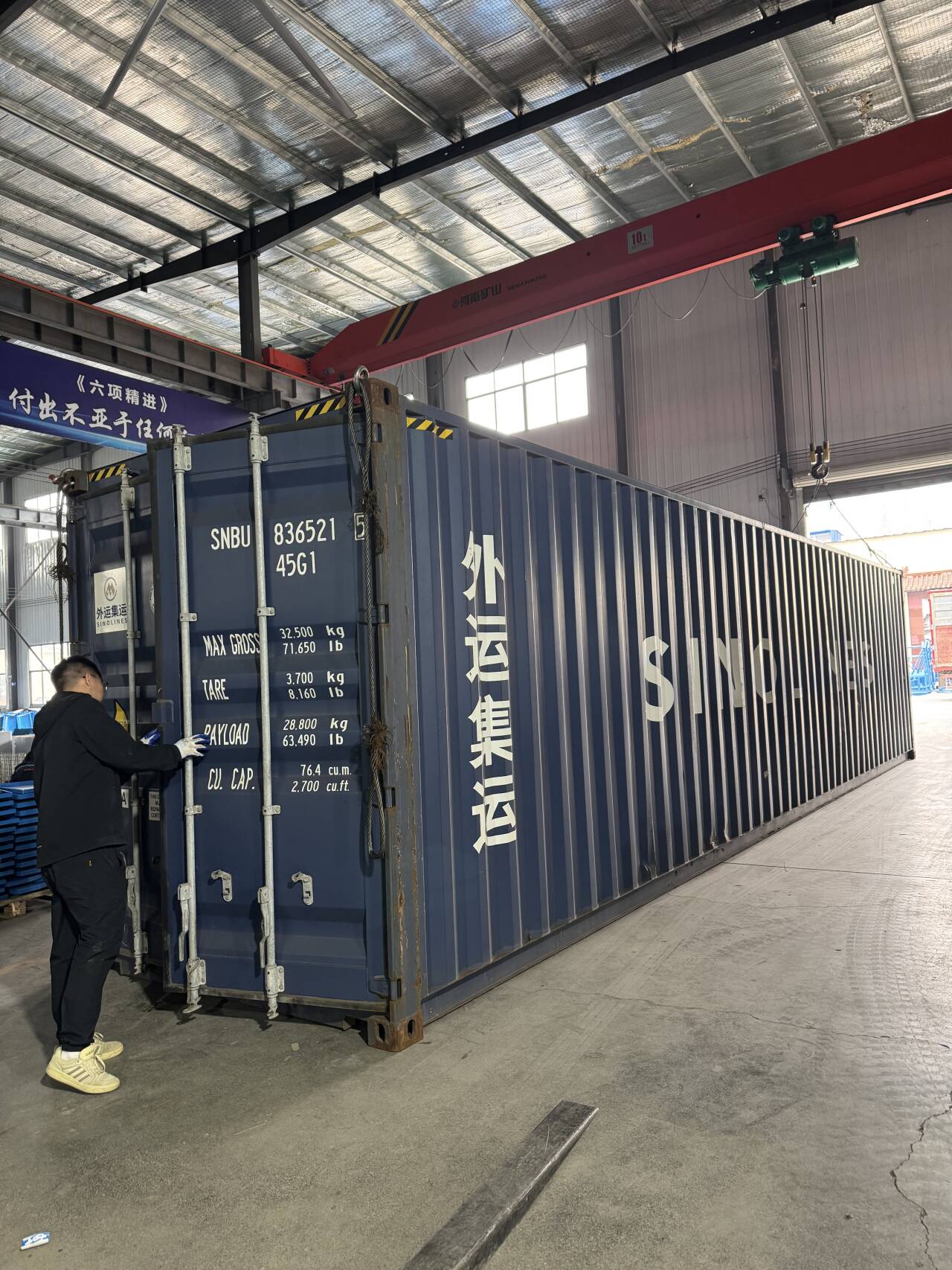SINOLINES 40HQ container (28.8 t payload, 76.4 m³) staged at the factory loading bay.