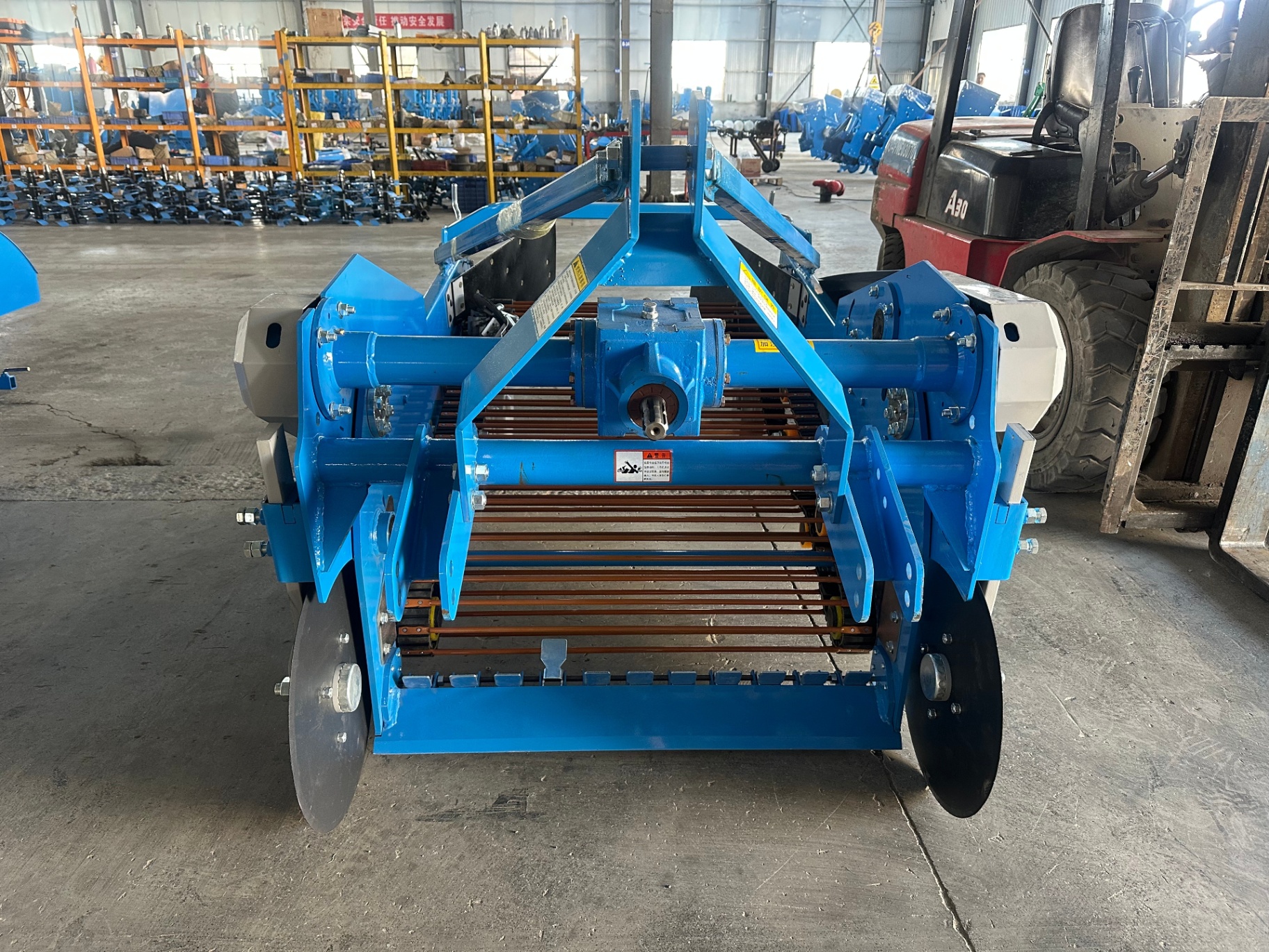 Front view — conveyor rods and digging entrance