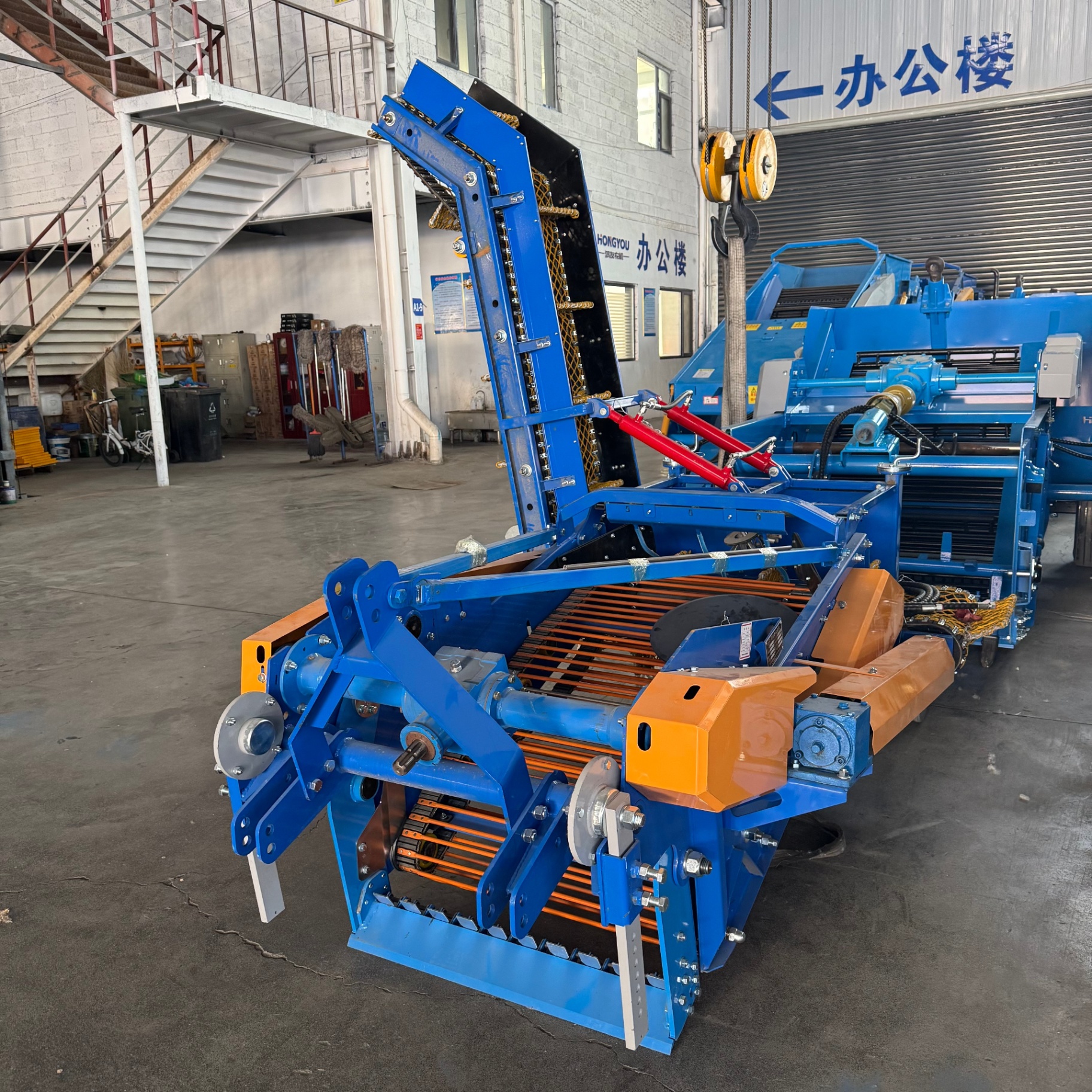 Front detail — conveyor bed, disc assemblies and elevator entry