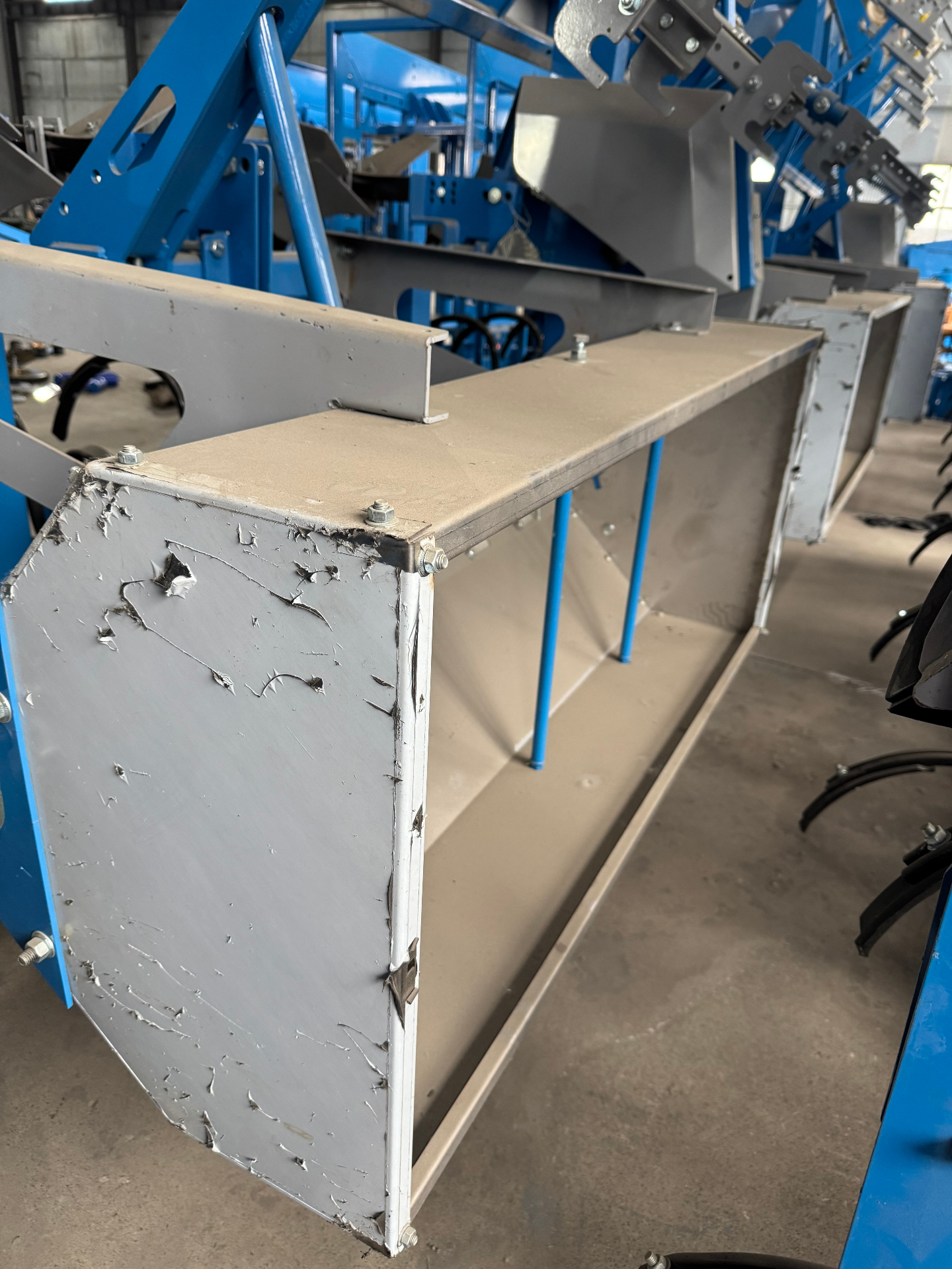 Granular fertilizer hopper interior — 6.3 m³ split-tank construction