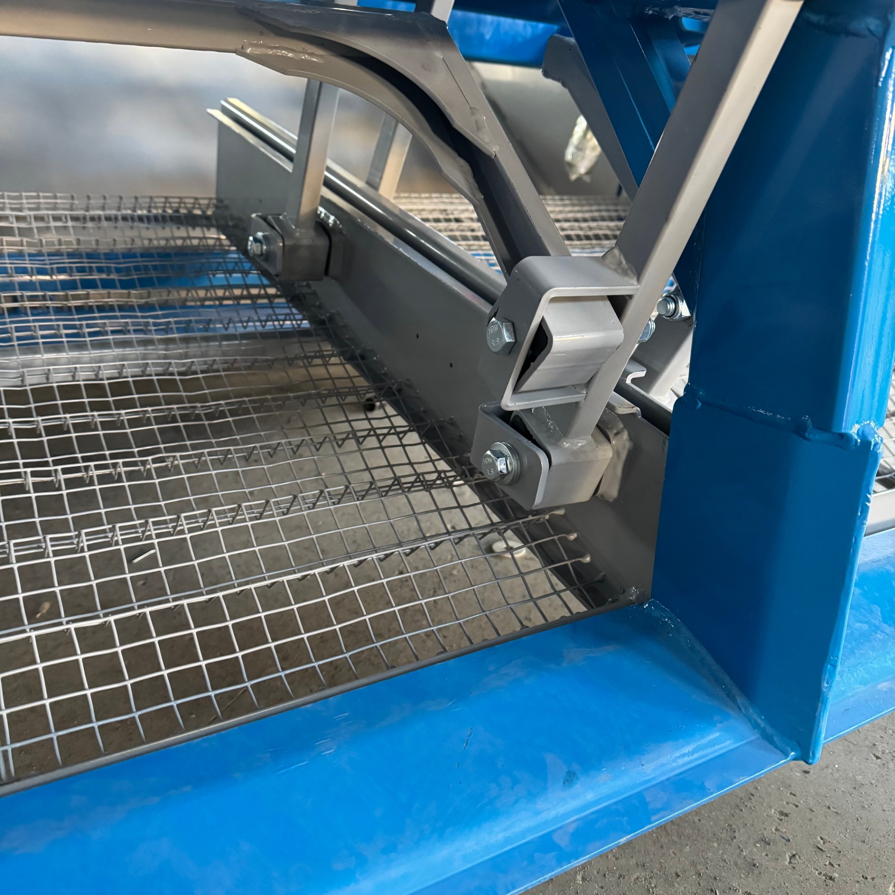 Stainless screen and side rail detail