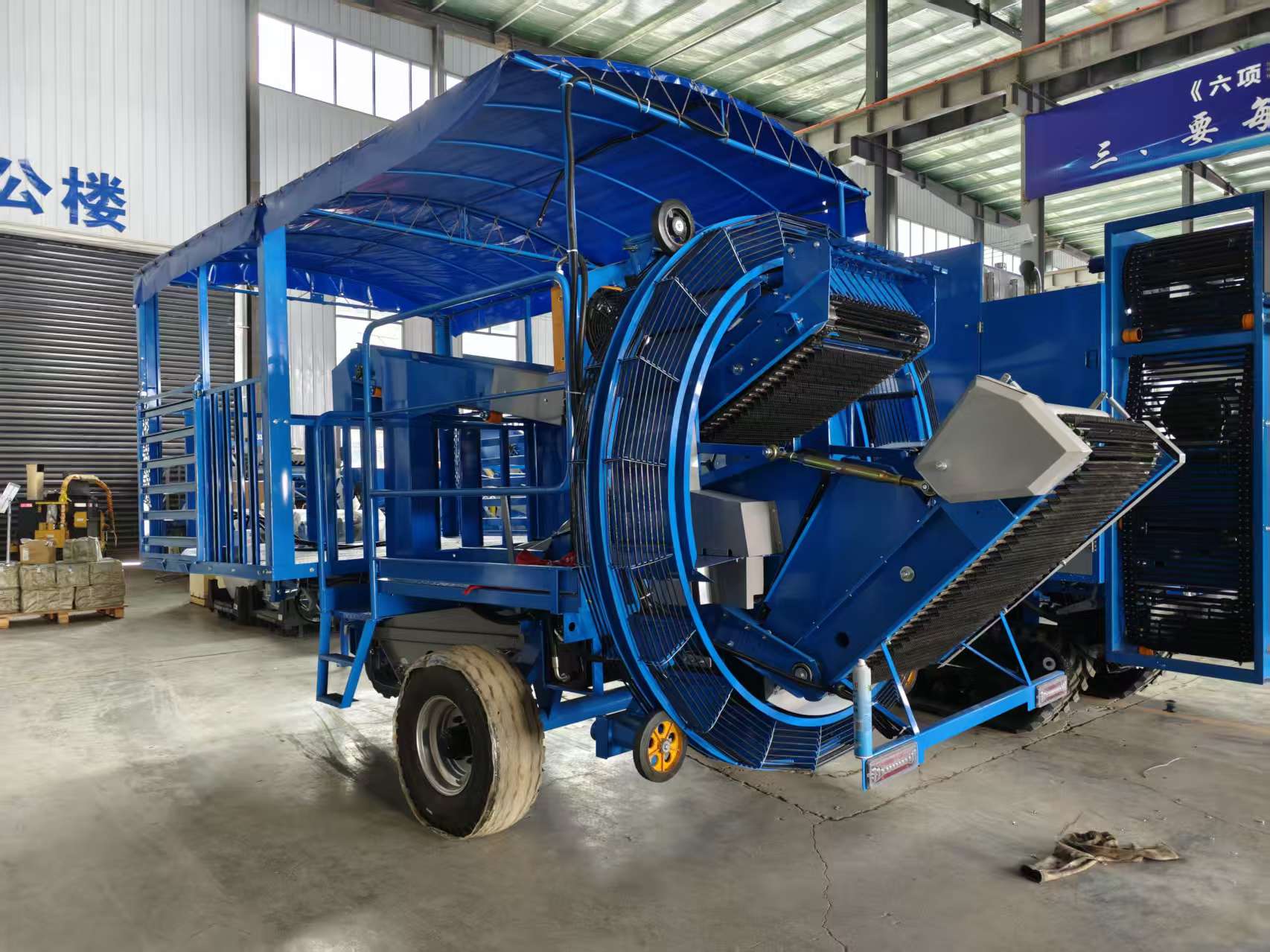 Front-side view — separation drum, conveyor body and loading platform