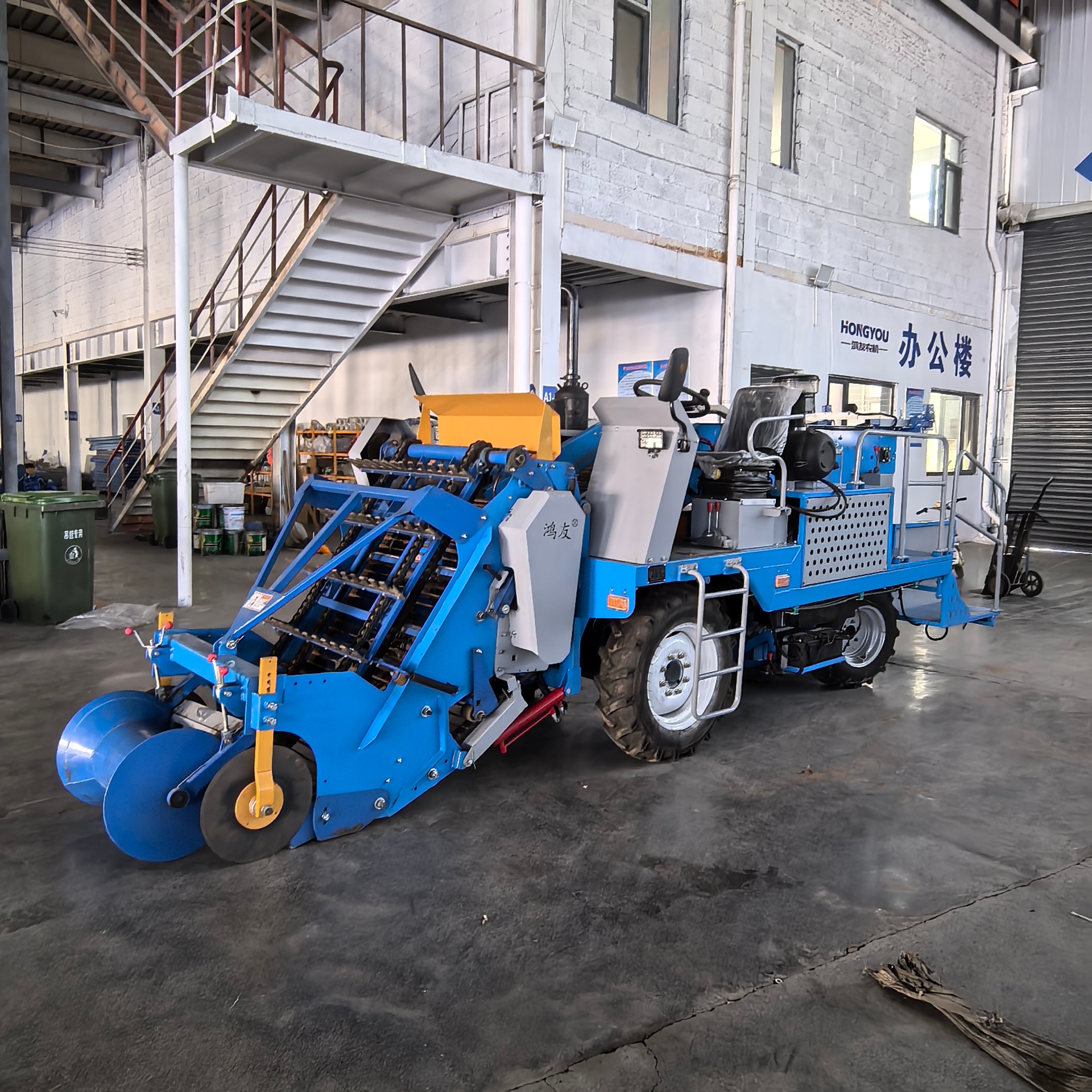 Side profile — operator station, hydraulics and digging head