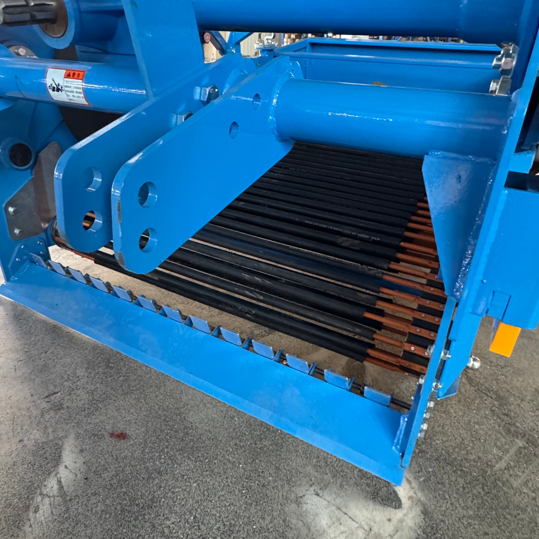 Hitch detail — support arm and conveyor bed