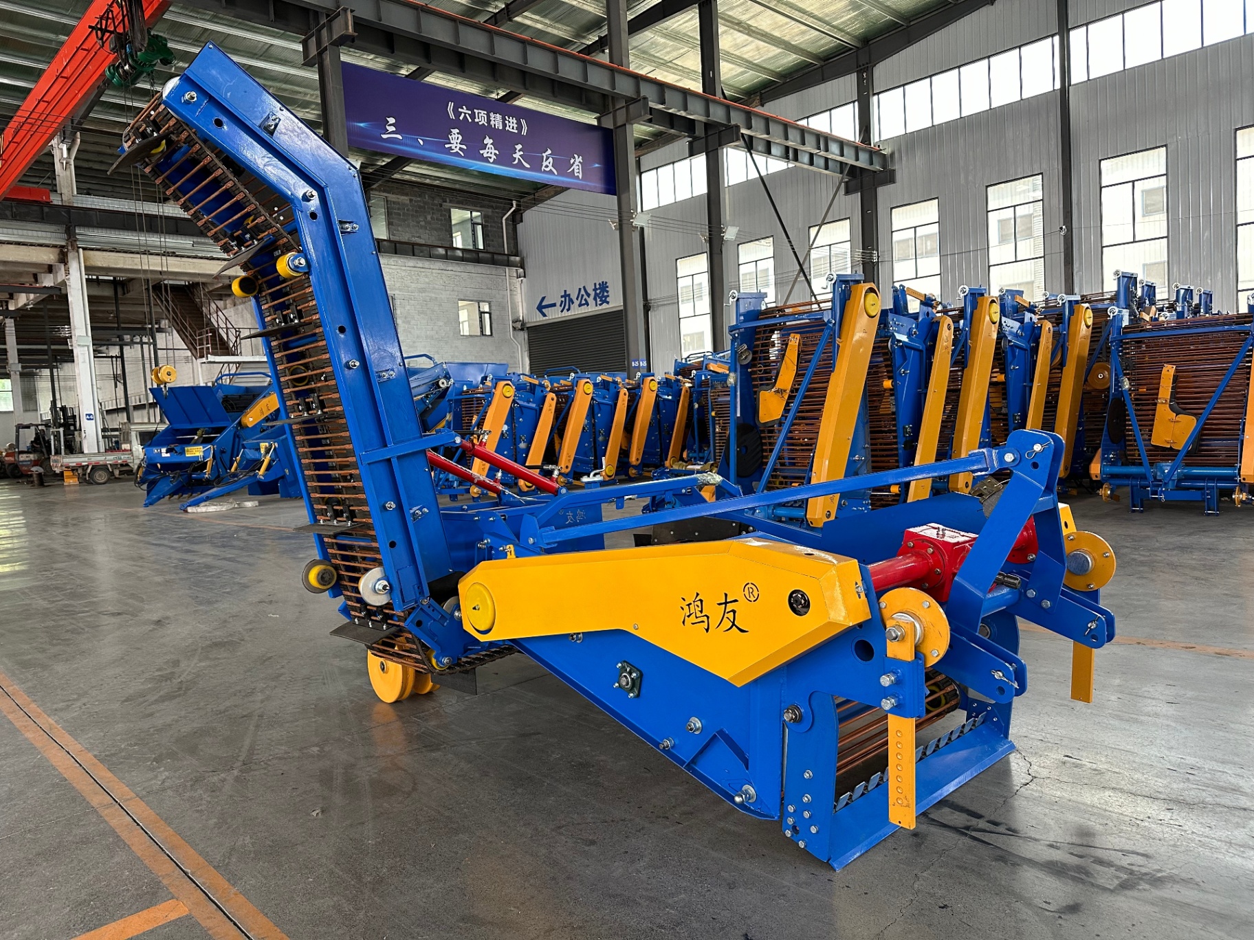 Workshop side view — elevator and crop discharge configuration