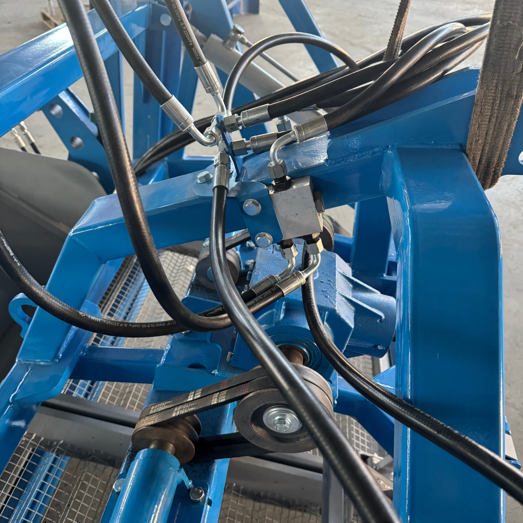 Hydraulic drive and belt transmission detail