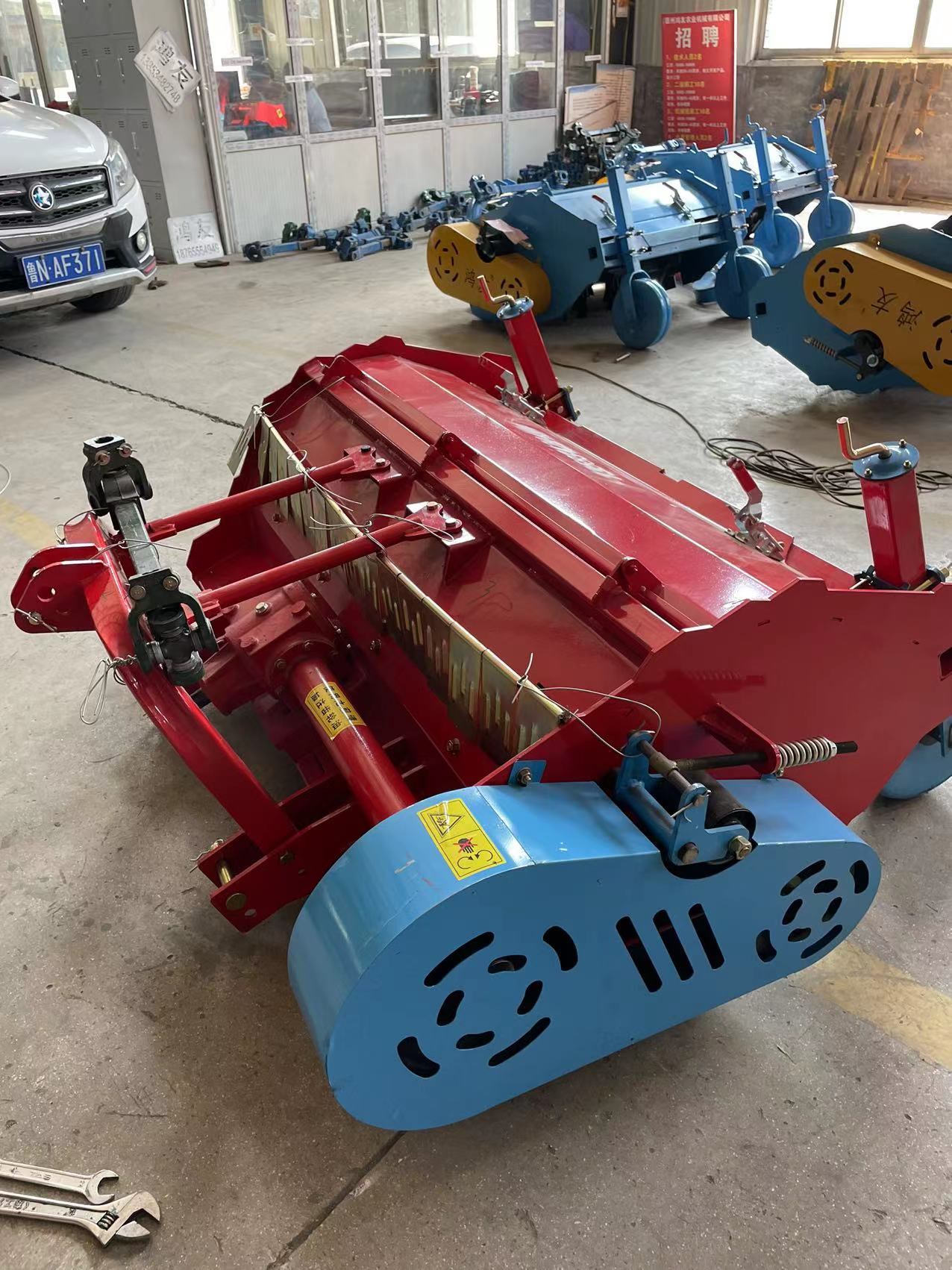 Side profile — drive shaft, gearbox and rear pressing roller