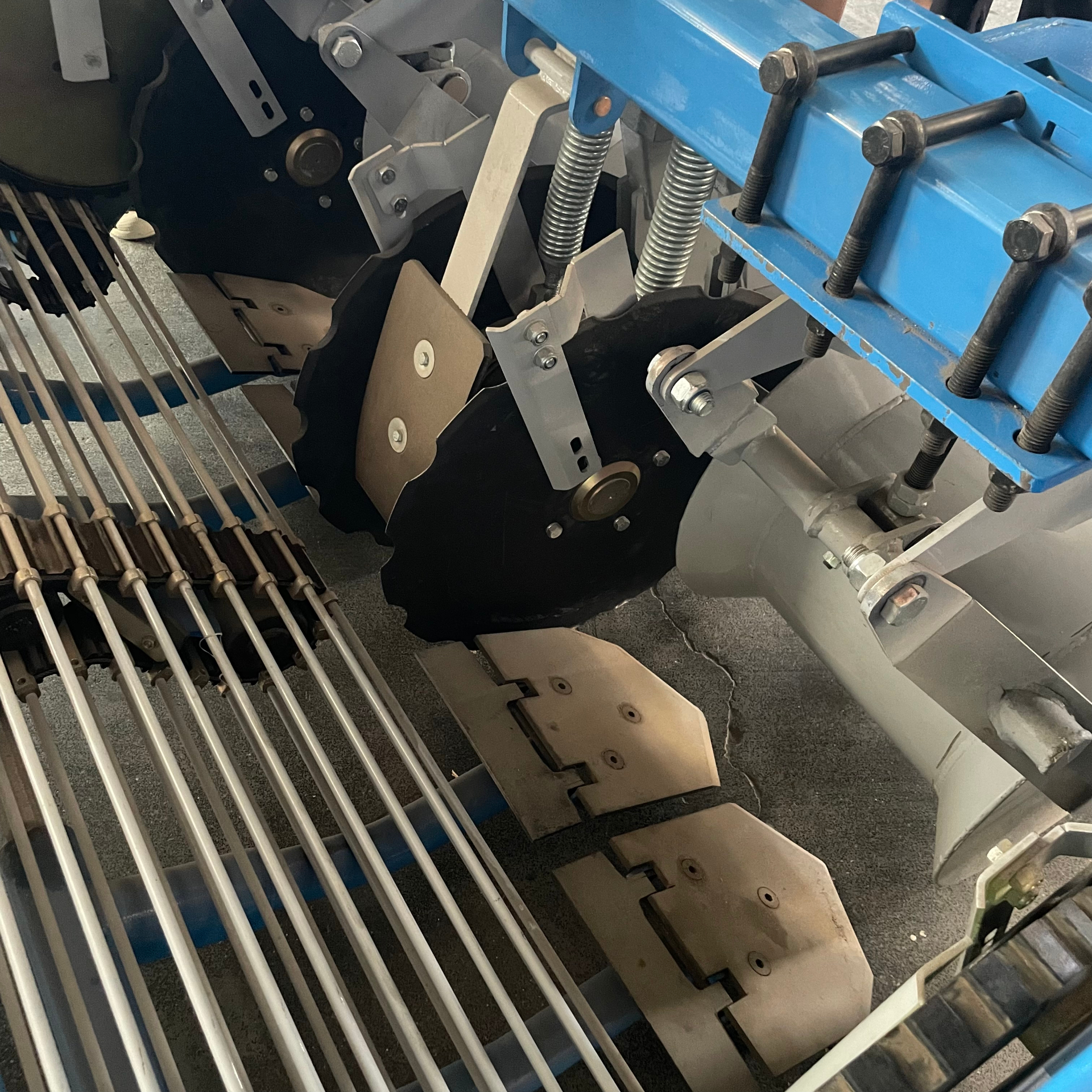 Excavation close-up — disc assembly and shovel layout