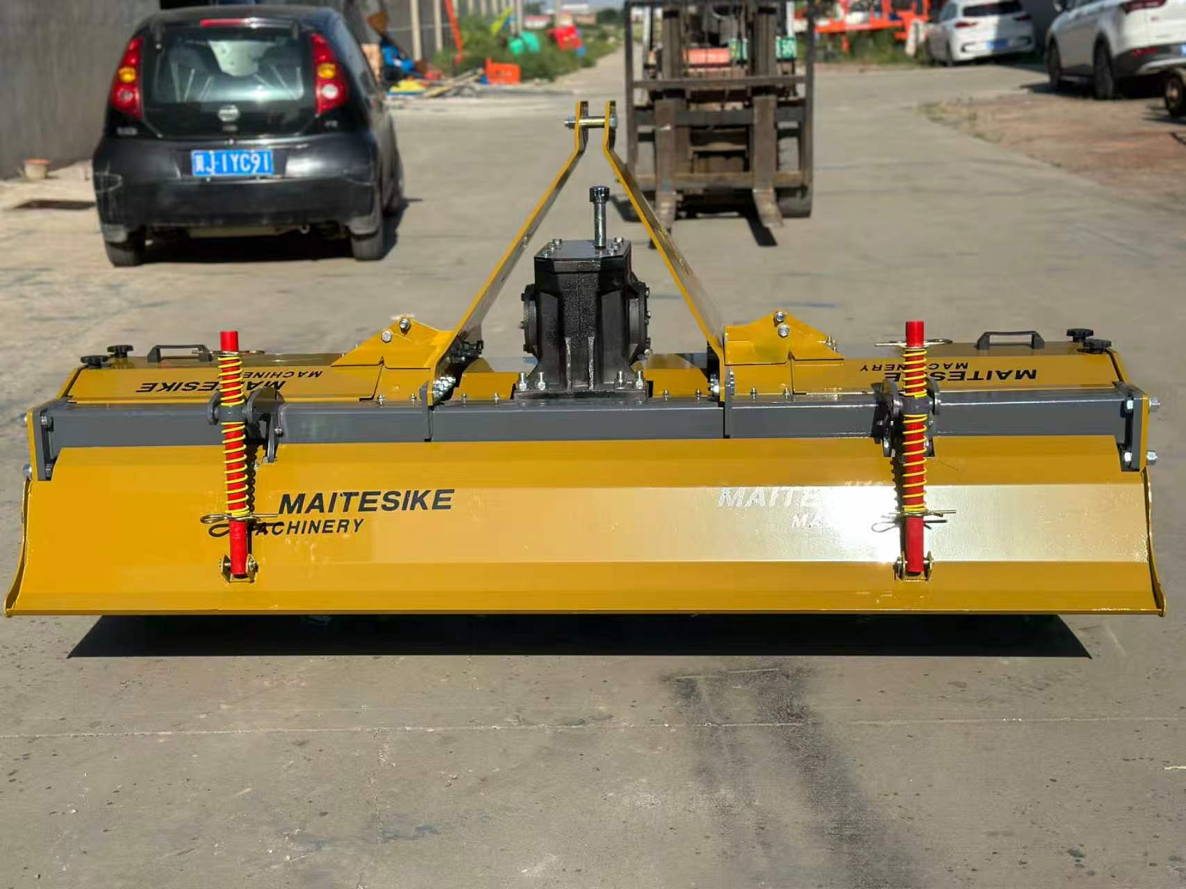 Front working view — full machine width with side-spring depth adjusters