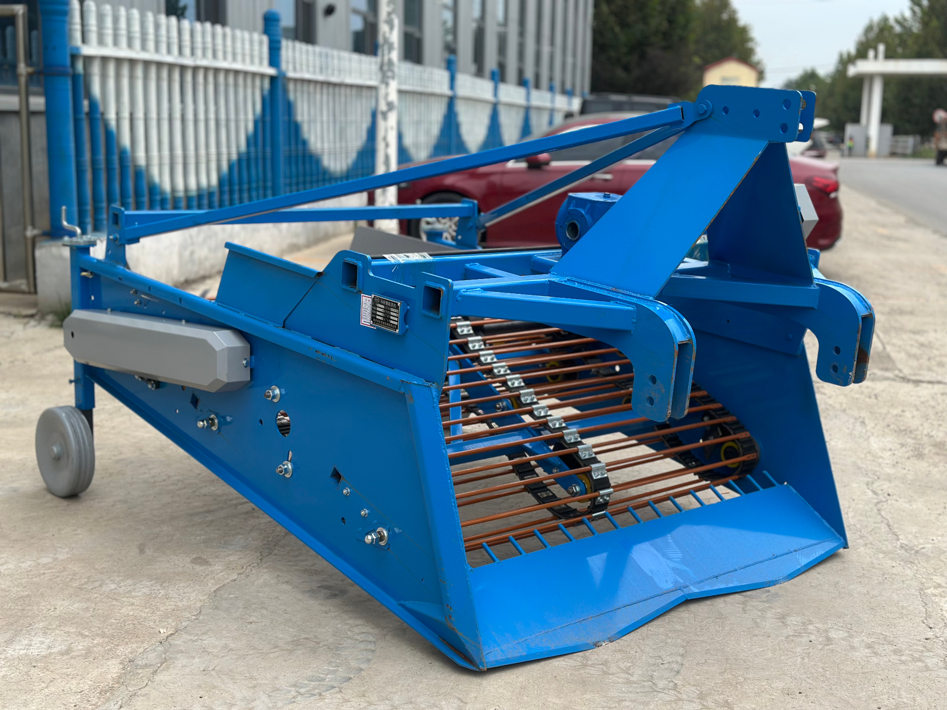 4UY-160 rear-side view — three-point linkage and conveyor body