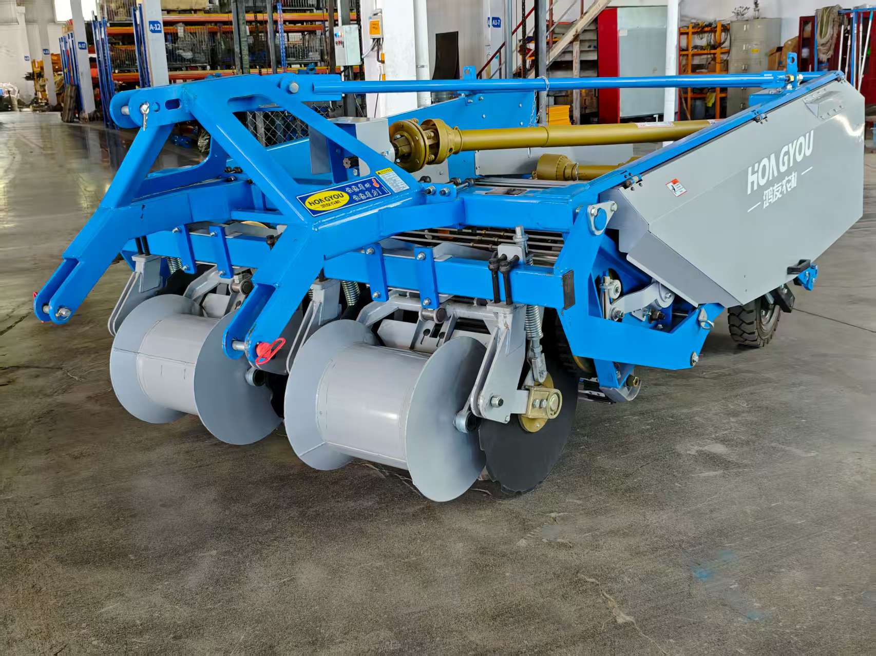 Front-side view — linkage frame, digging discs and body shell