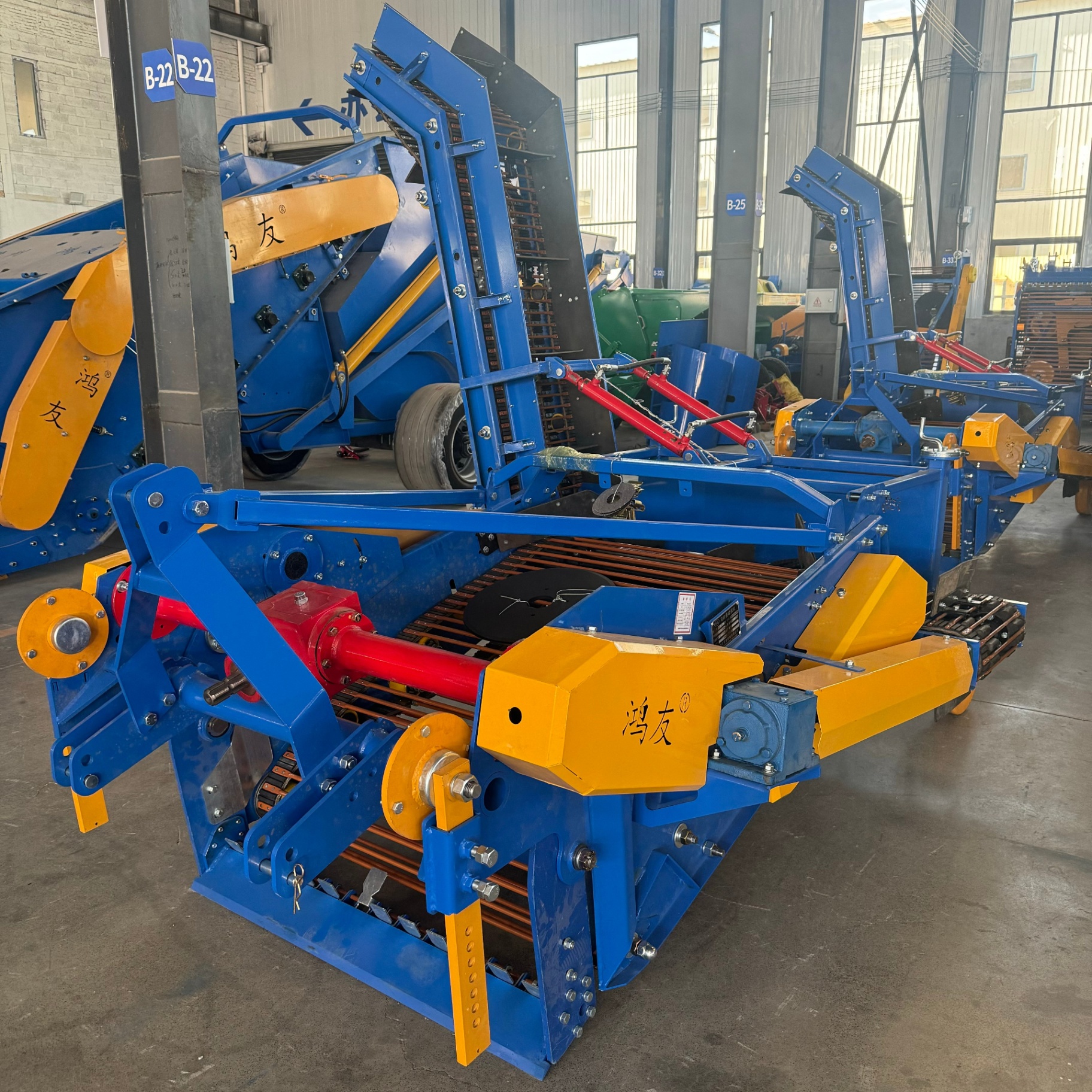 Rear-side view — gearbox, three-point linkage and rod conveyor