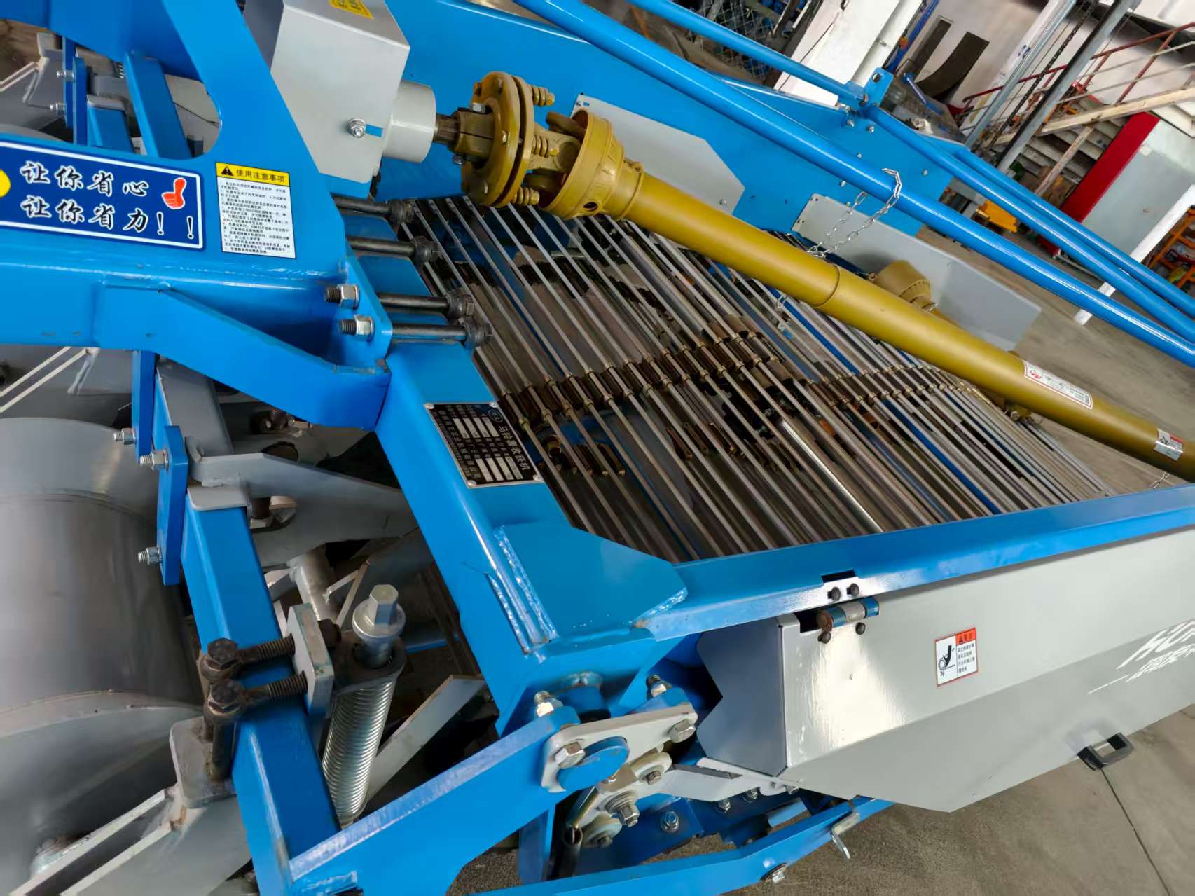 Top structure detail — PTO shaft, conveyor bed and service access