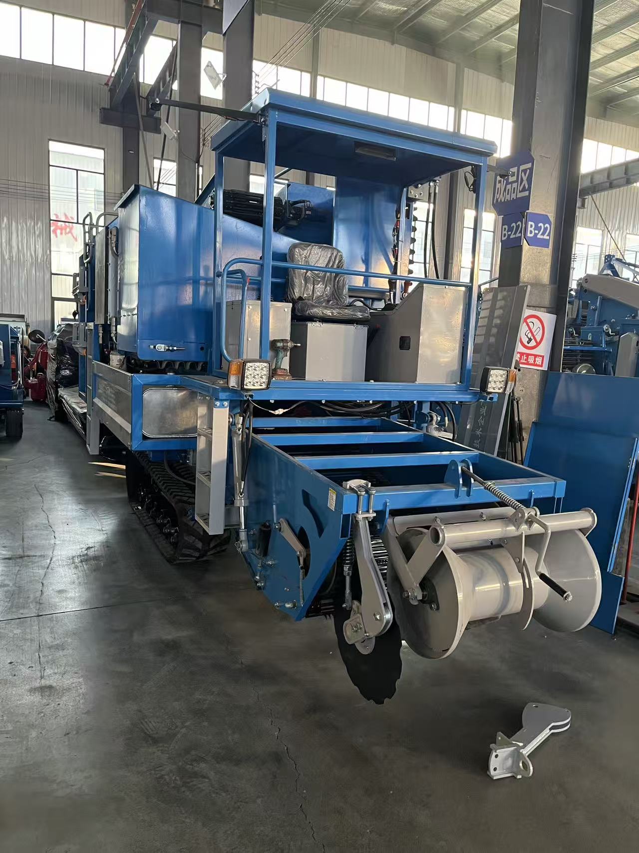 Workshop front-left view — operator platform and header
