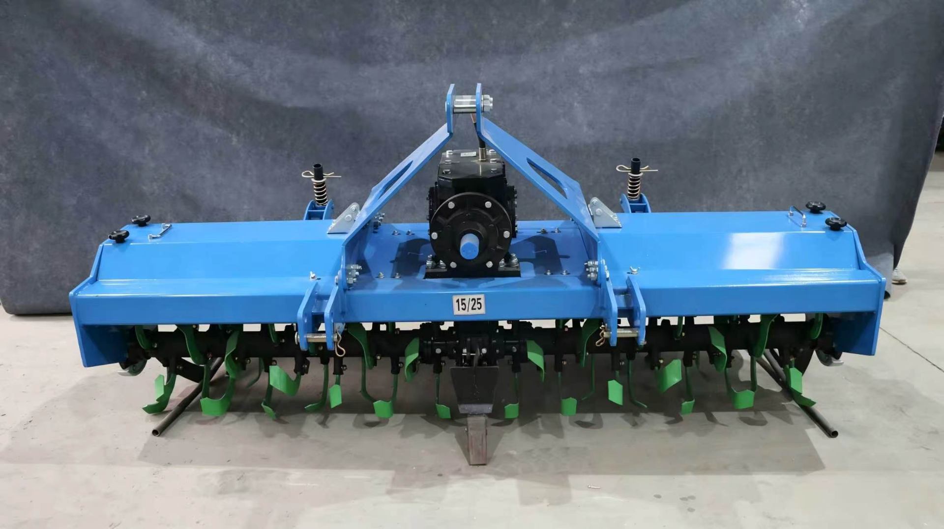 1GKNM heavy rotary tiller — front view with three-point hitch, gearbox and C-blade rotor