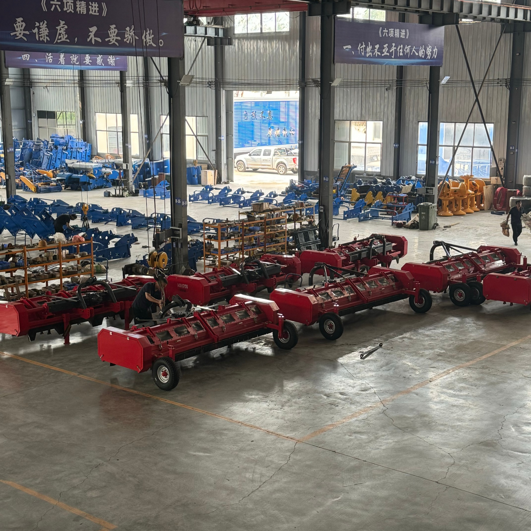 Workshop — batch production of large single-shaft haulm toppers