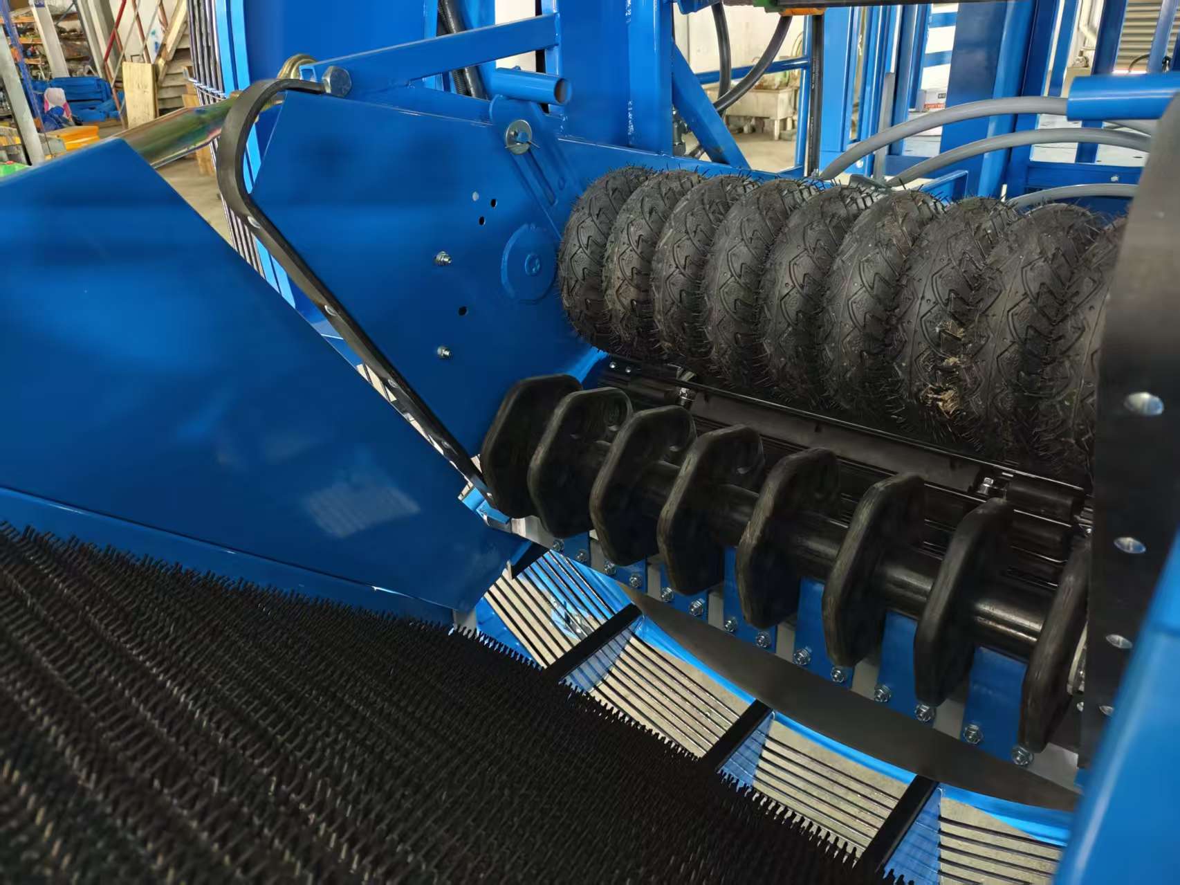 Cleaning unit detail — rubber star roller and tire press cleaner