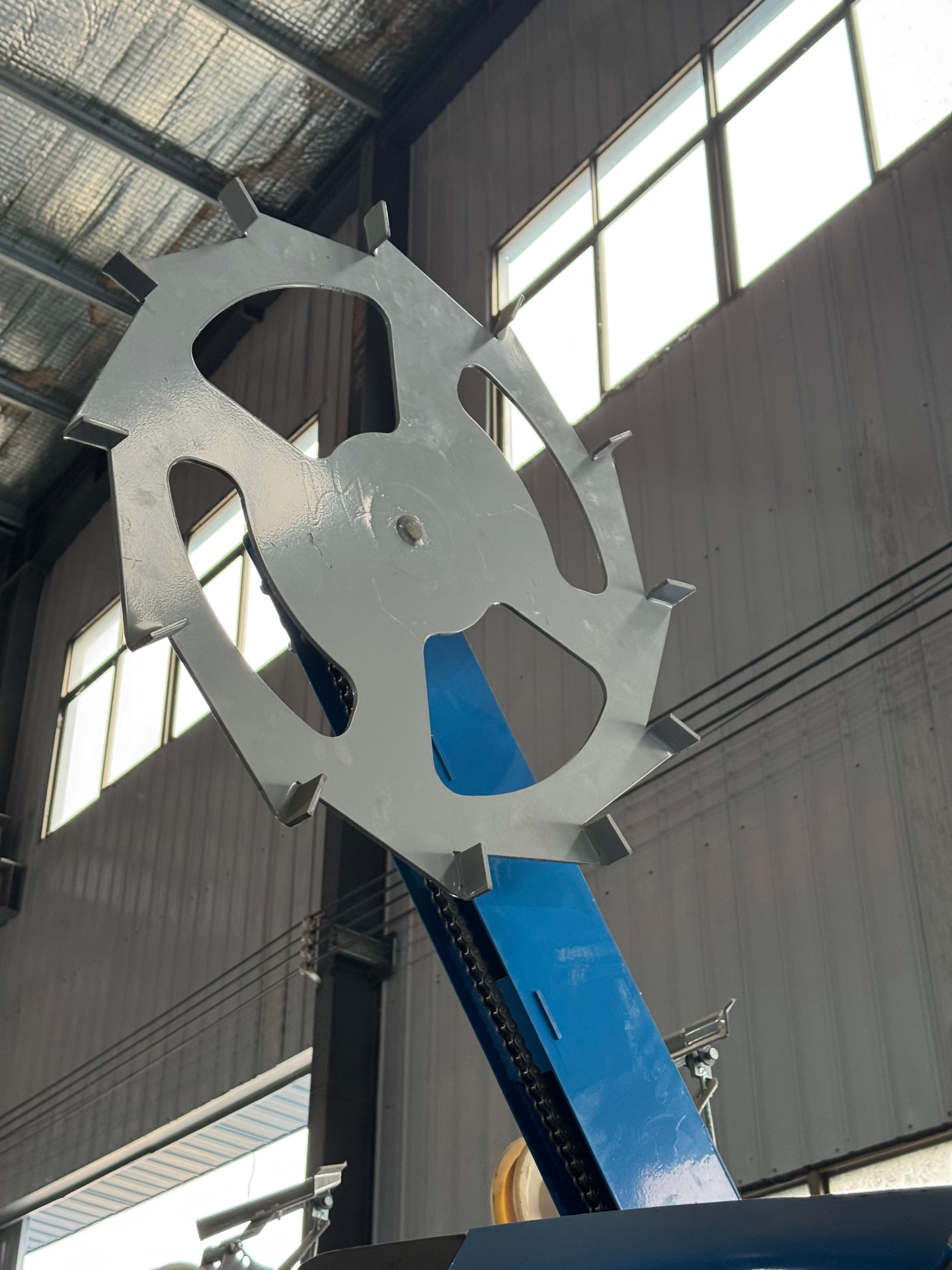 Stainless lattice gauge / soil-throw star wheel detail