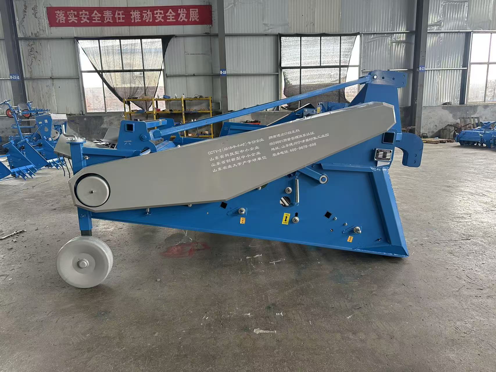 4UY-160 drive-side detail — gearbox cover and frame layout