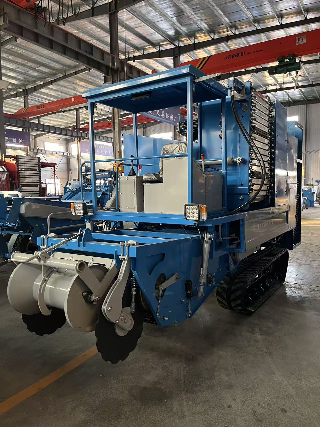 Workshop front view — digging module and collection section