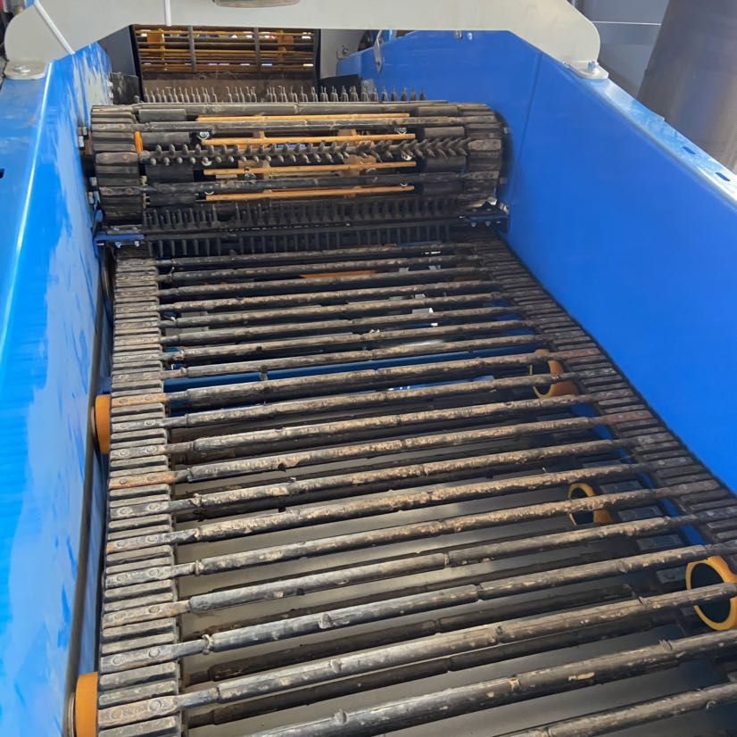 Grid-chain conveyor bed close-up — 55CrSi chain bars