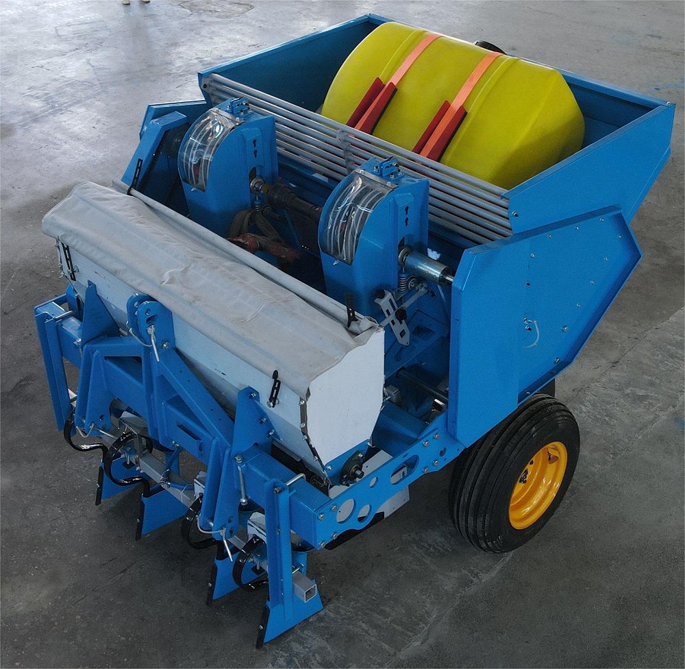 Top-down view — seed tank and liquid fertilizer barrel
