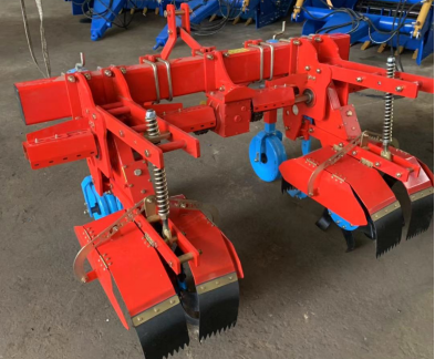 Front view — compact two-row hiller configuration
