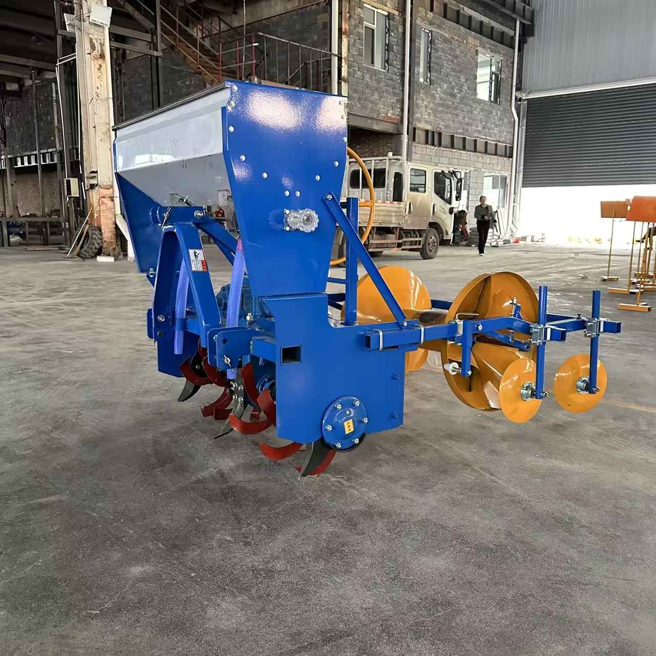 Detail — rotary blade section and fertilizer hopper