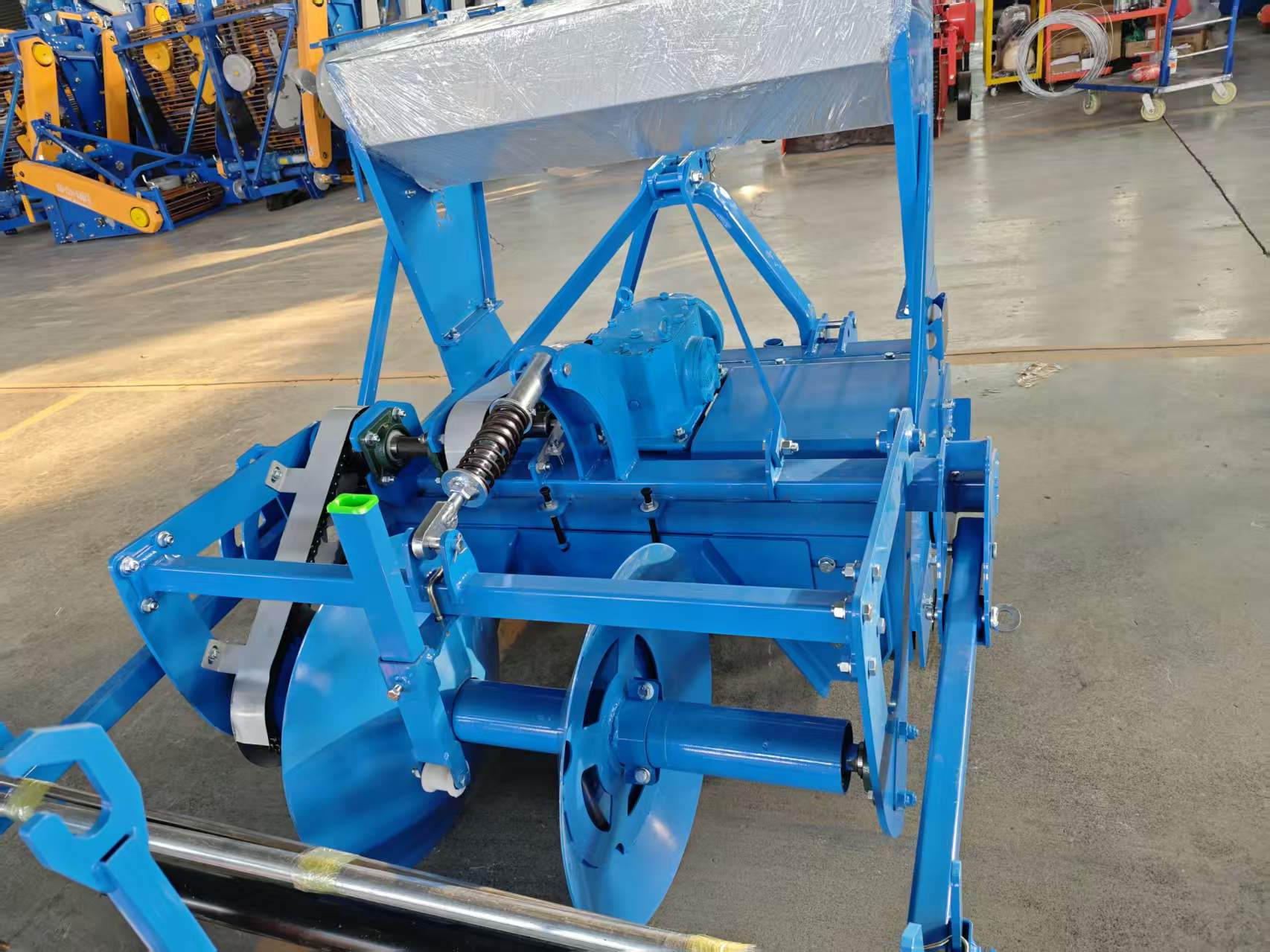 Top detail — gearbox, drive chain and rotary blade shaft