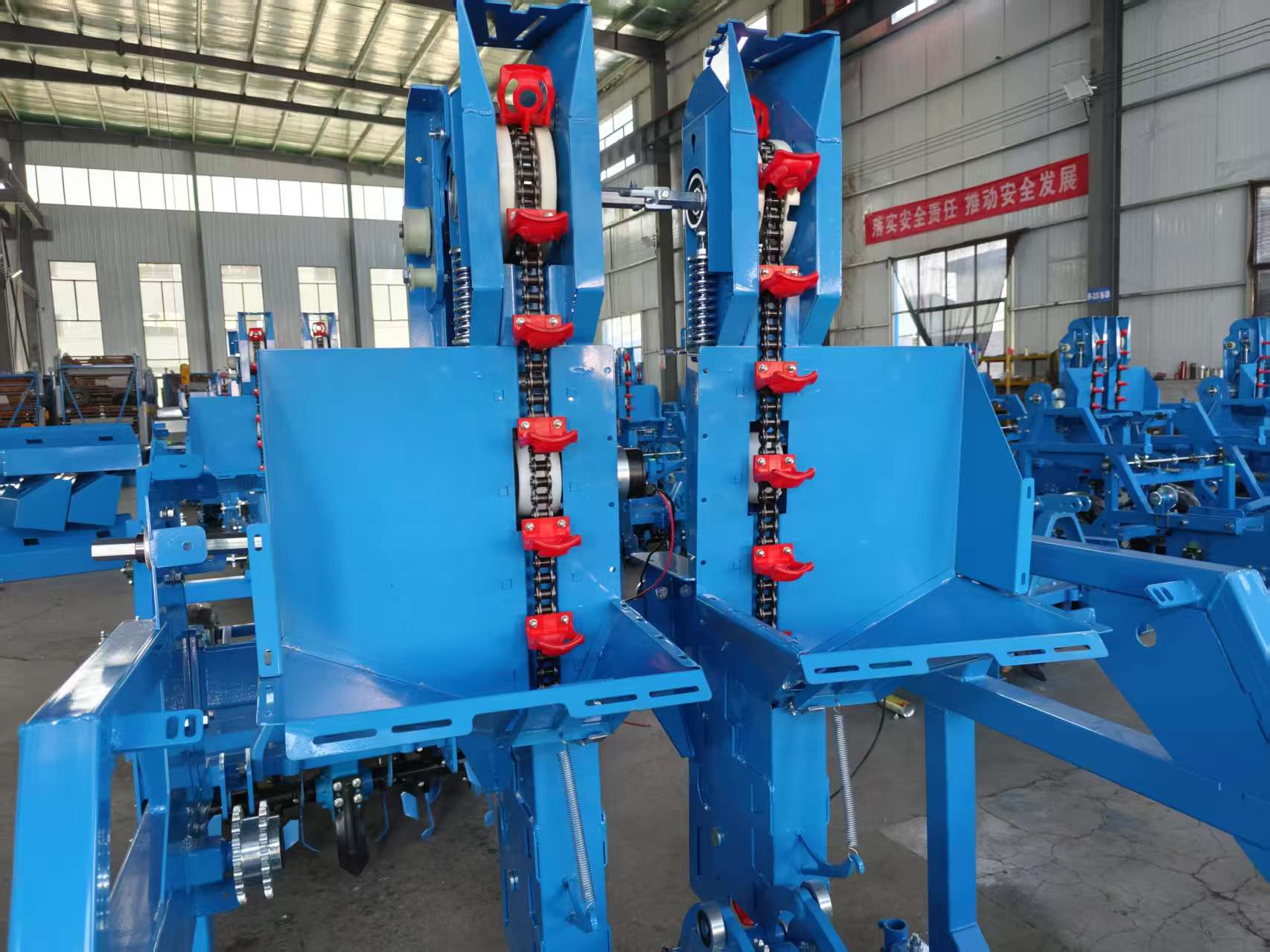 Detail — twin chain-clip seedling feeders