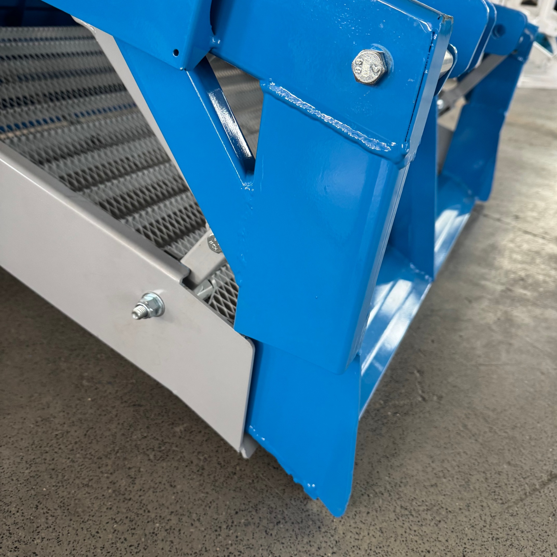 Side detail — stainless sift screen and frame
