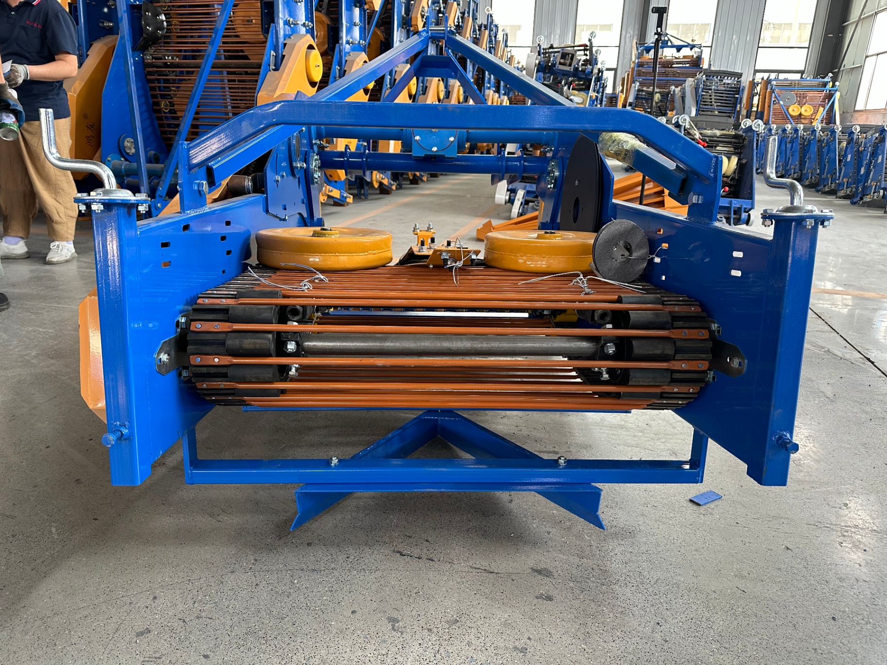 Close-up — conveyor bars, guide wheels and shovel section
