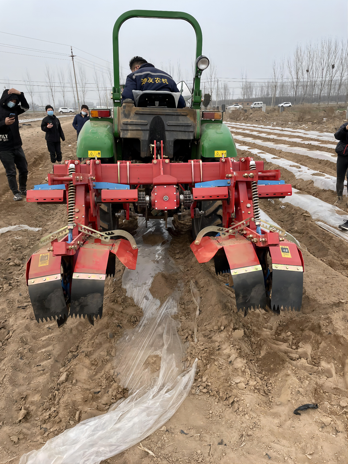 Rear view — tractor-mounted four-disc hilling action