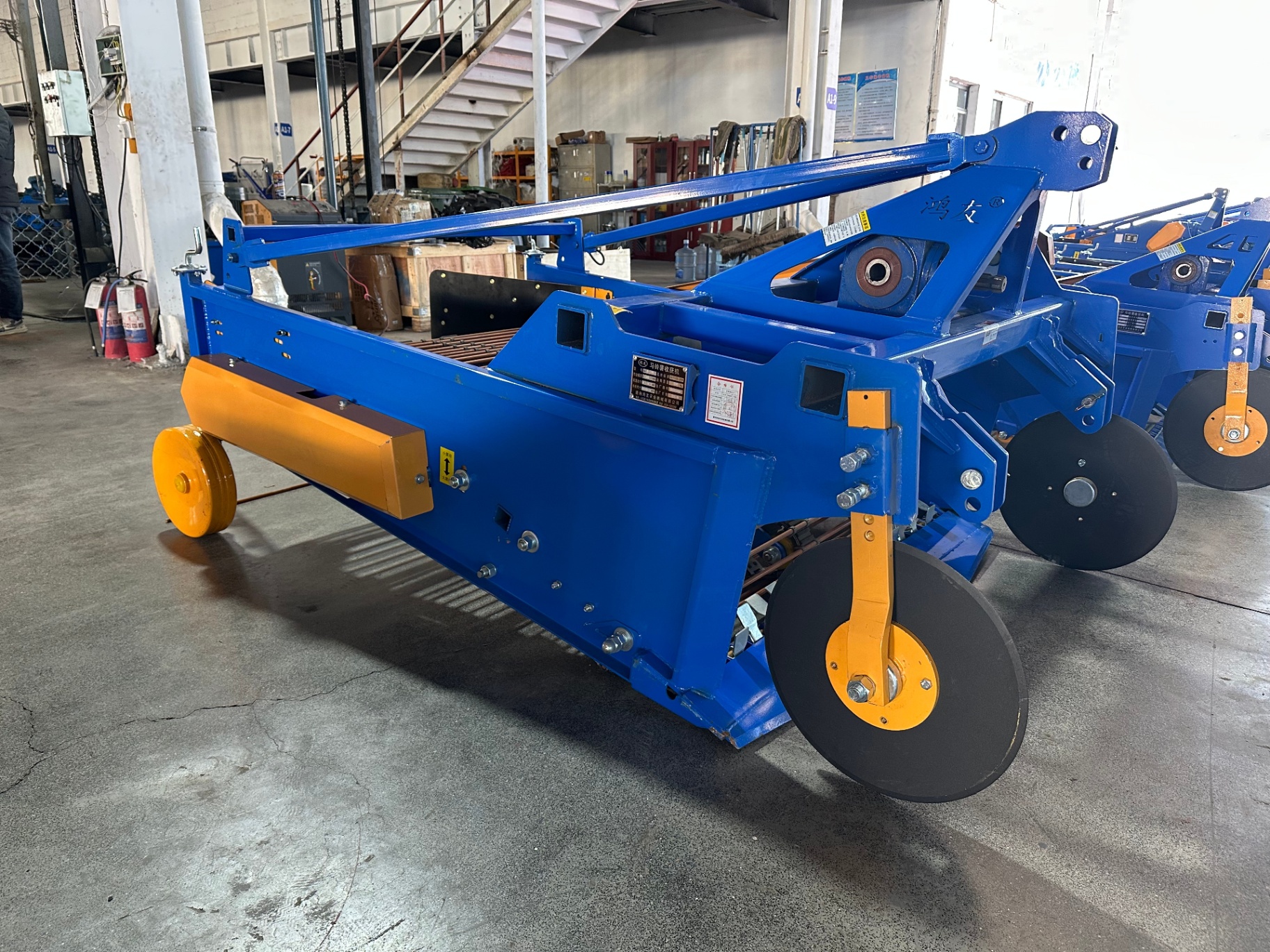 Rear-side view — disc assembly and lifting frame