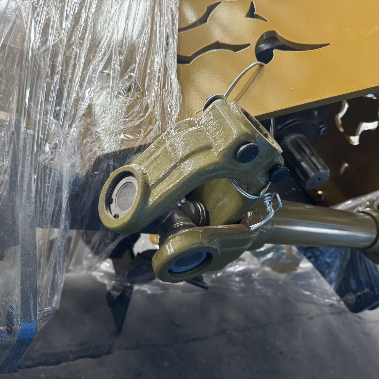 Detail — wide-angle PTO shaft with shielded yokes and shear pin
