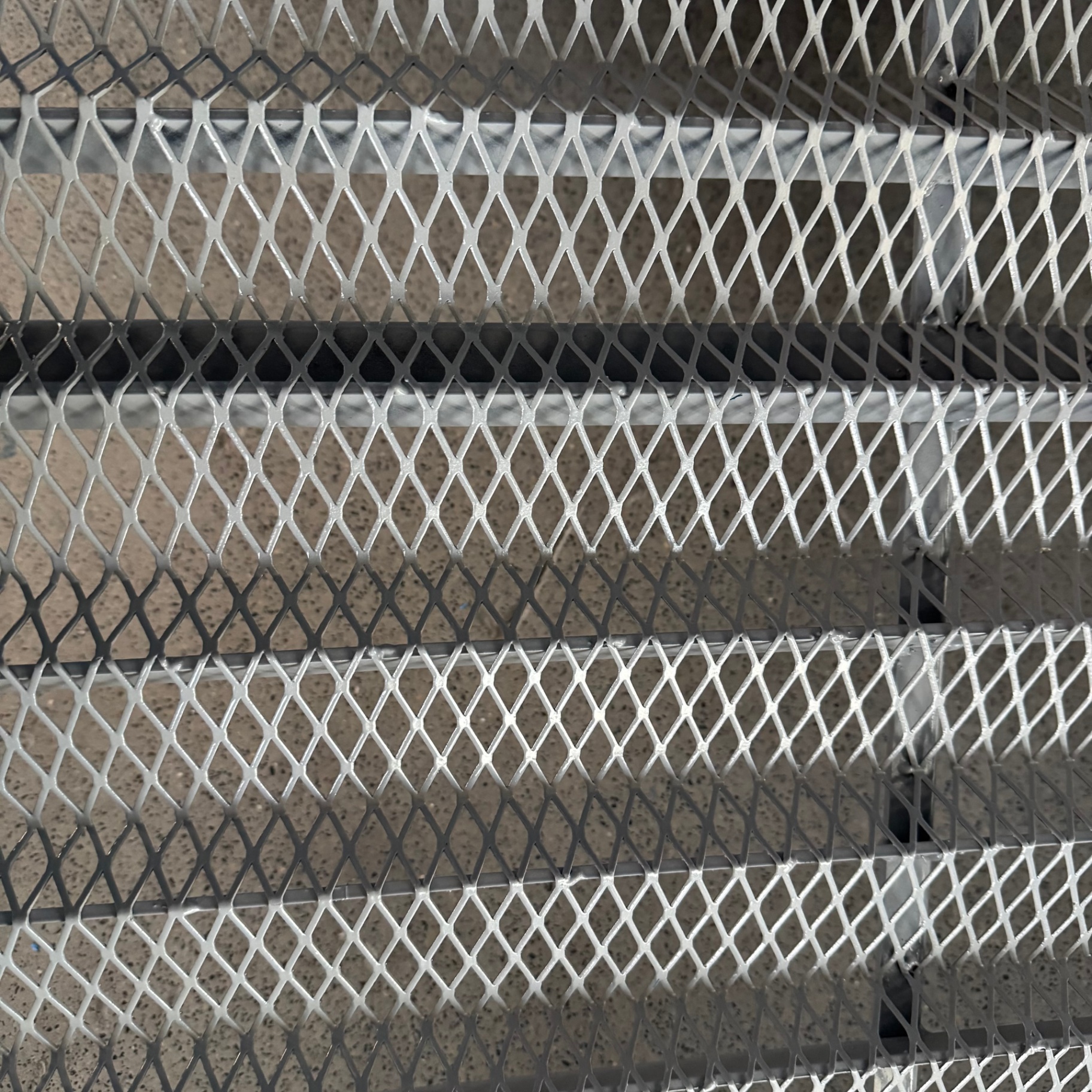 Close-up of expanded-mesh sift bed