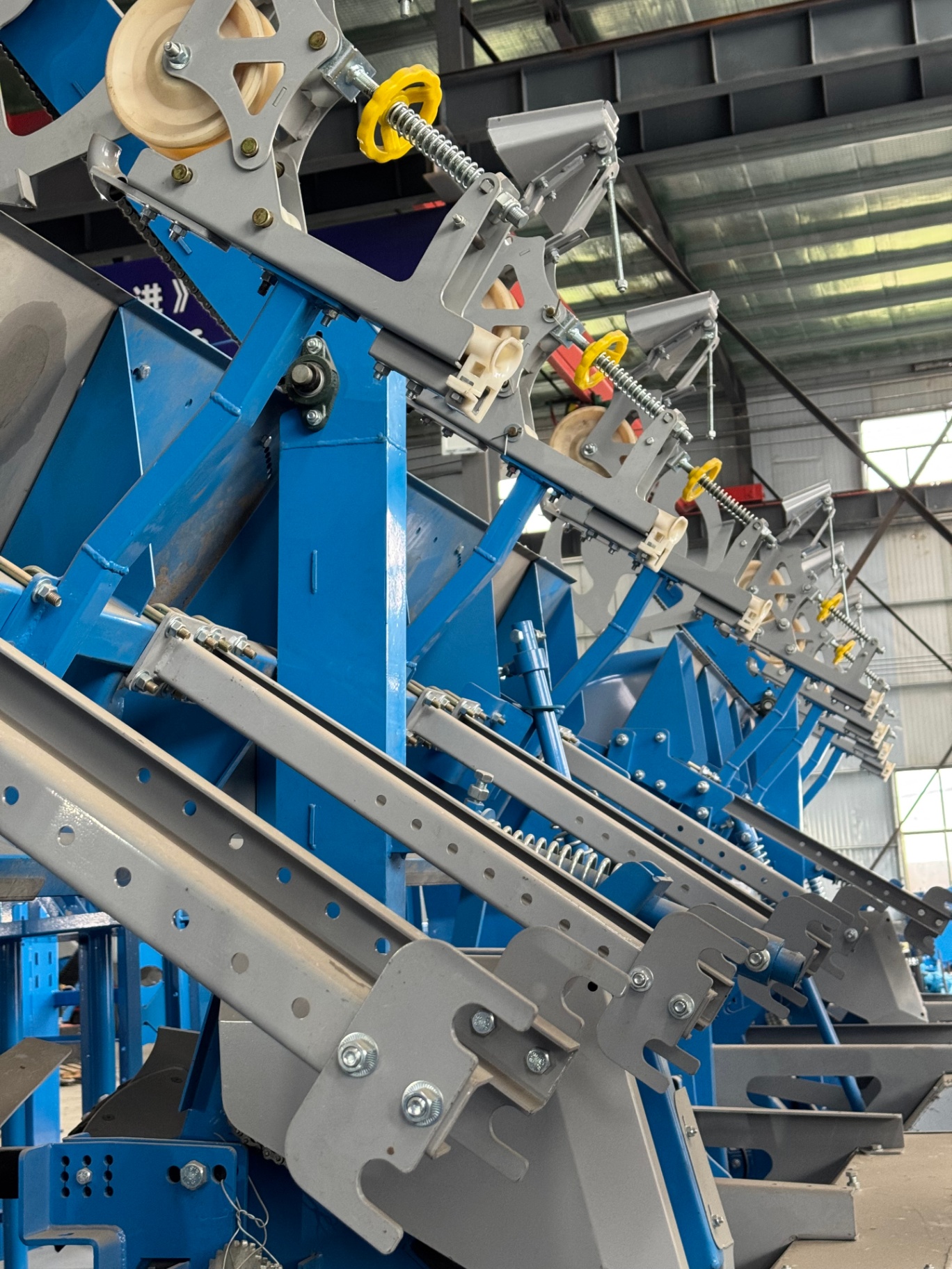 Fertilizer metering drive line with adjustable rate hand-wheels