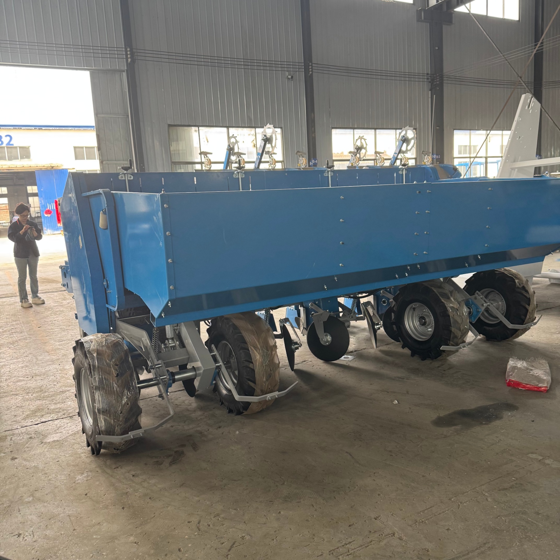 Rear side — full-length seed tank and transport wheels